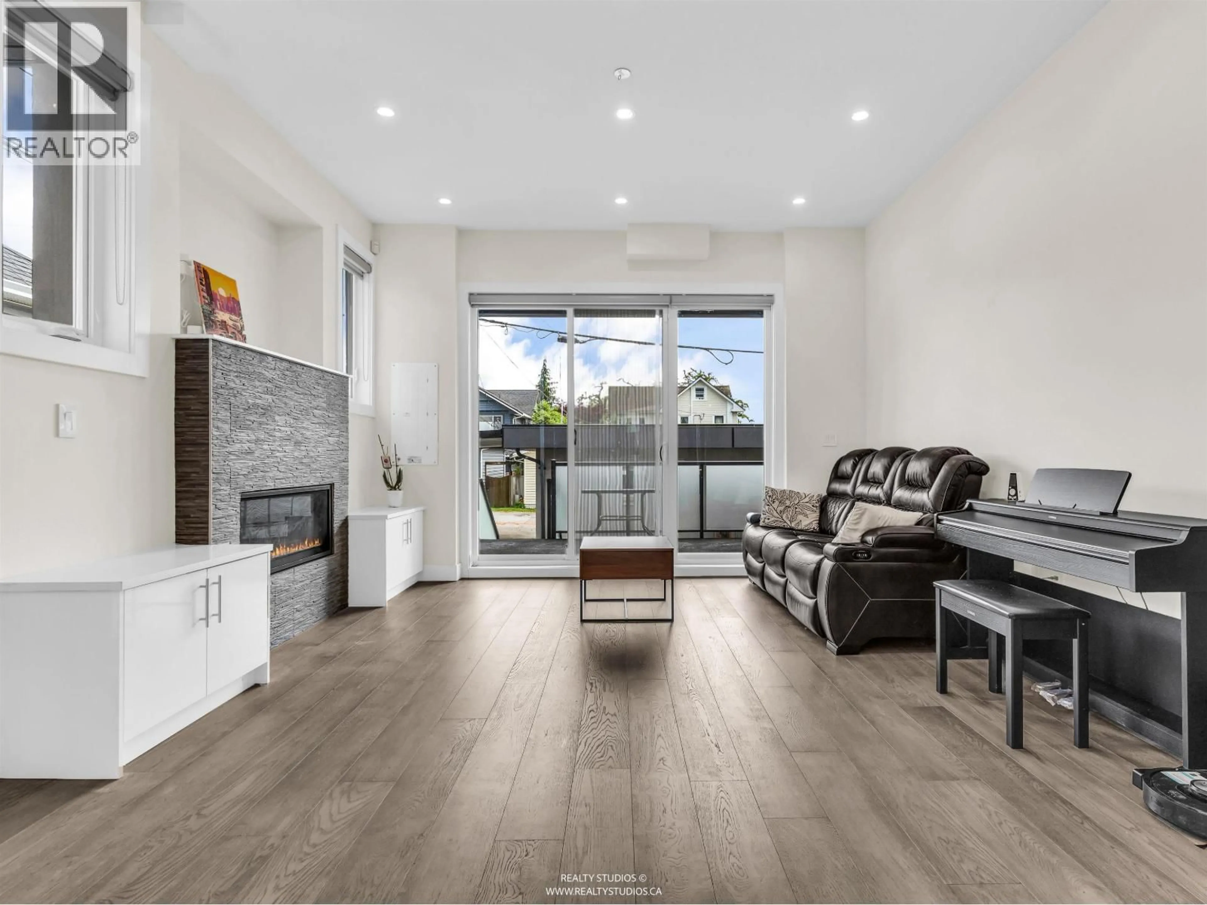Living room with furniture, wood/laminate floor for 409 KEITH ROAD, North Vancouver British Columbia V7M1M2