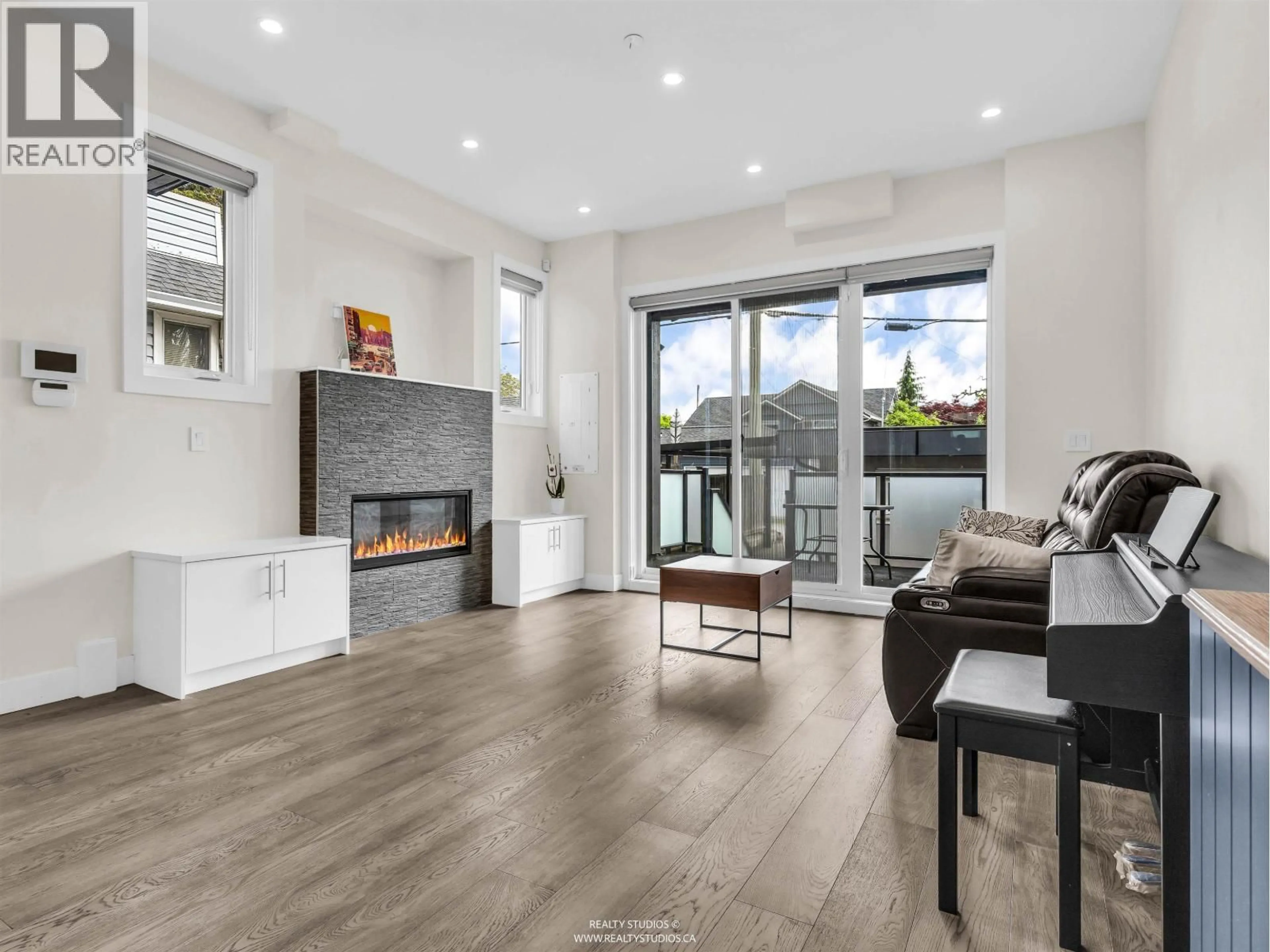 Living room with furniture, unknown for 409 KEITH ROAD, North Vancouver British Columbia V7M1M2