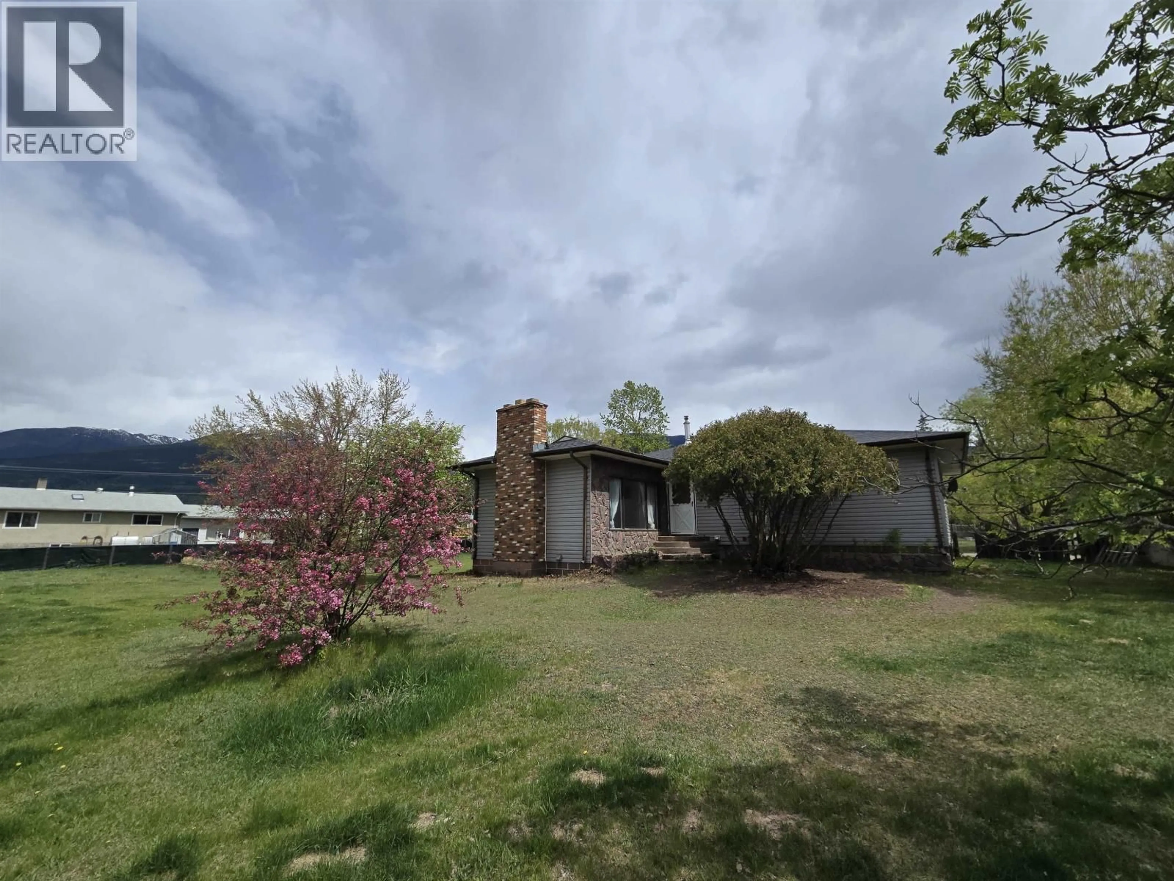 A pic from outside/outdoor area/front of a property/back of a property/a pic from drone, mountain view for 1410 7TH AVENUE, Valemount British Columbia V0E2Z0