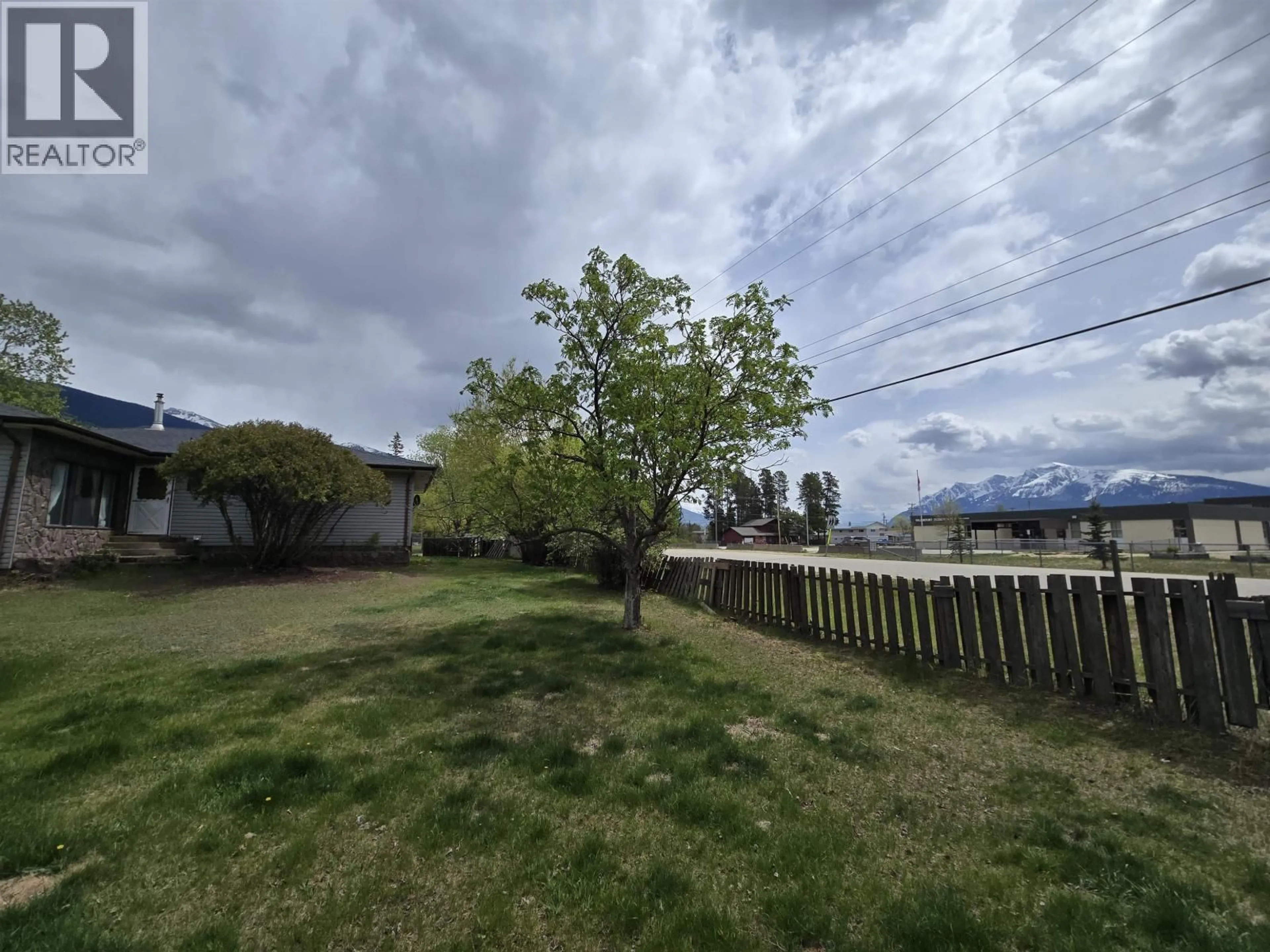A pic from outside/outdoor area/front of a property/back of a property/a pic from drone, unknown for 1410 7TH AVENUE, Valemount British Columbia V0E2Z0