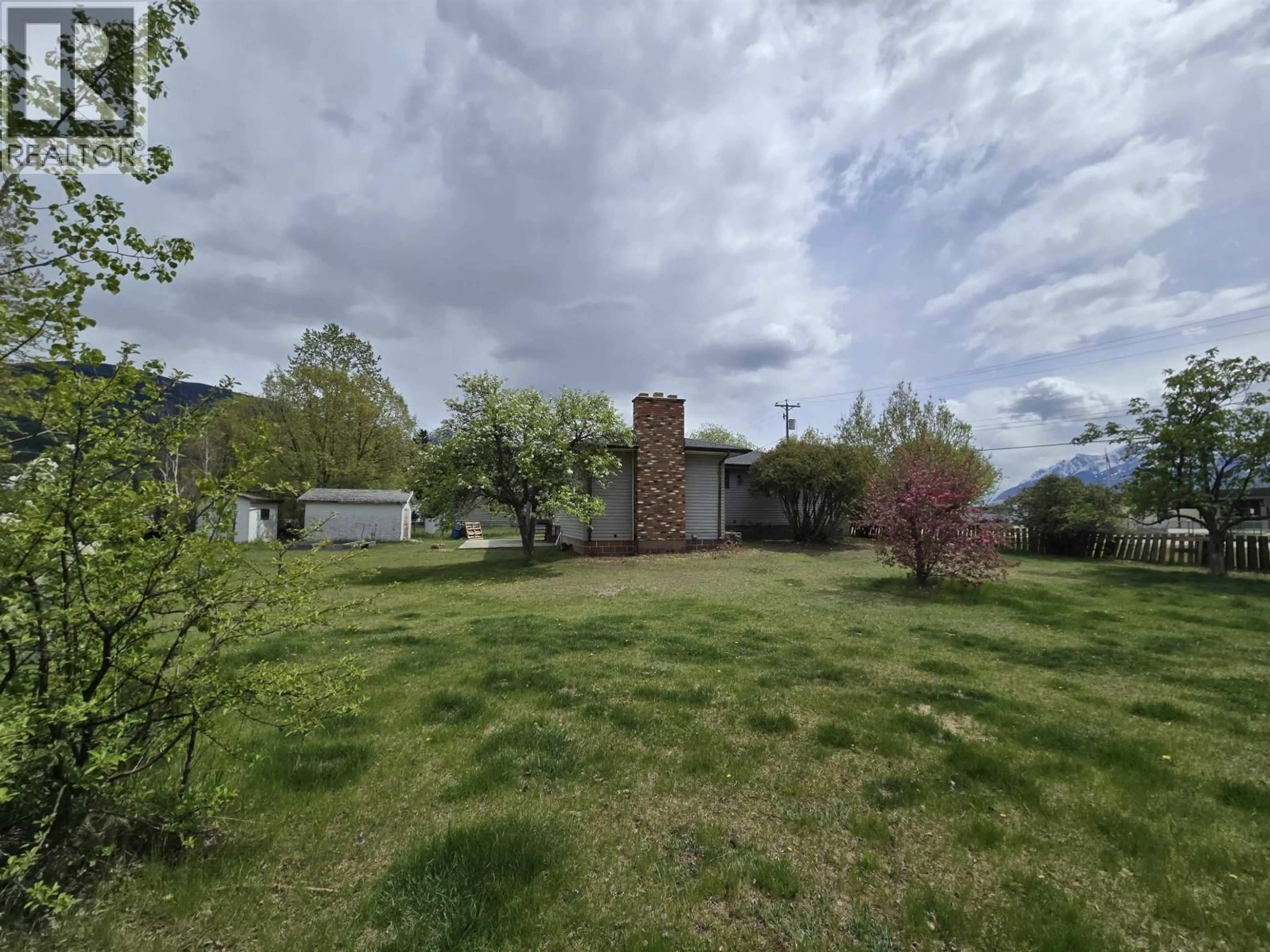 A pic from outside/outdoor area/front of a property/back of a property/a pic from drone, mountain view for 1410 7TH AVENUE, Valemount British Columbia V0E2Z0