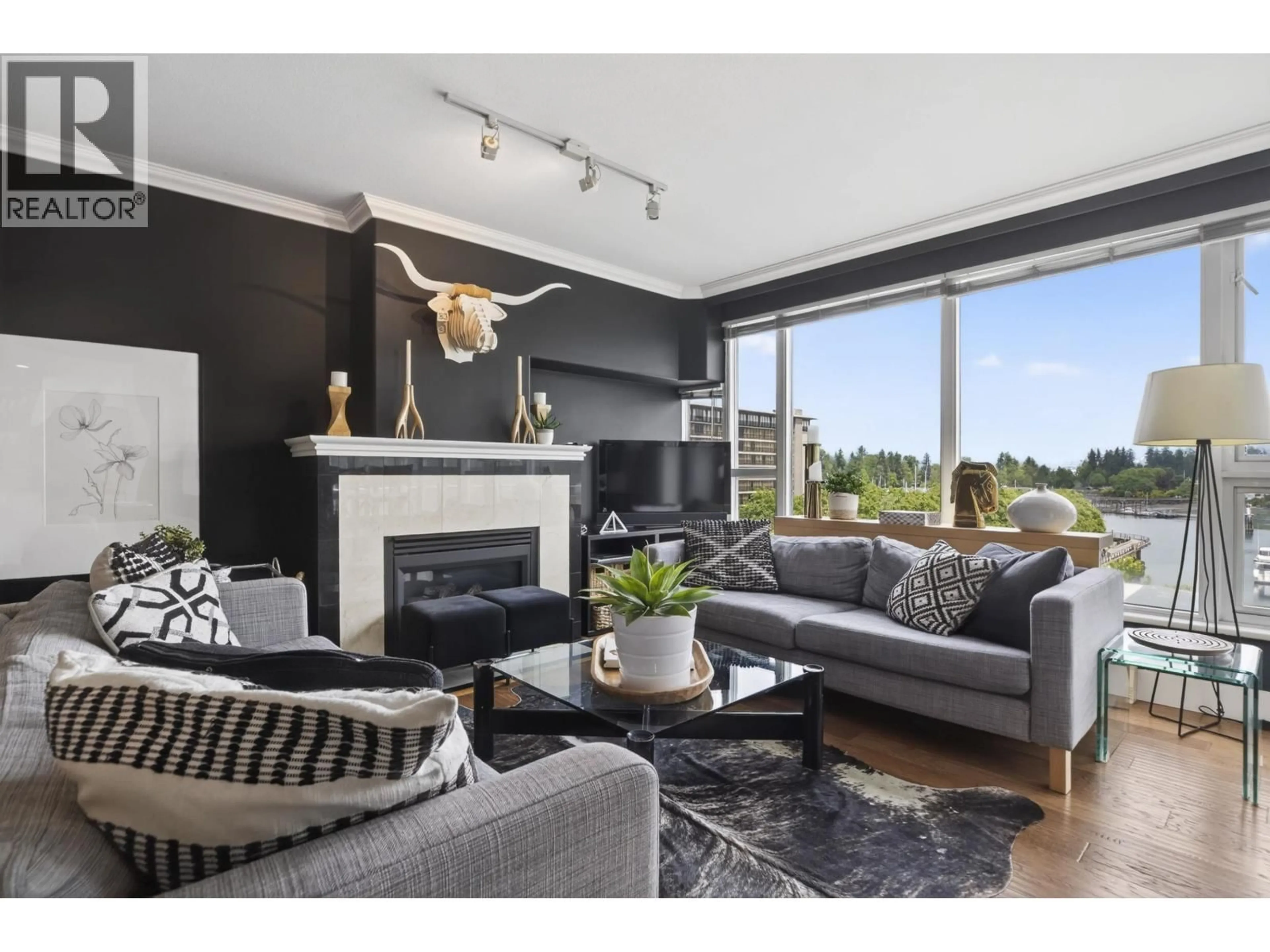 Living room with furniture, wood/laminate floor for 608 - 560 CARDERO STREET, West Vancouver British Columbia V6G3E9