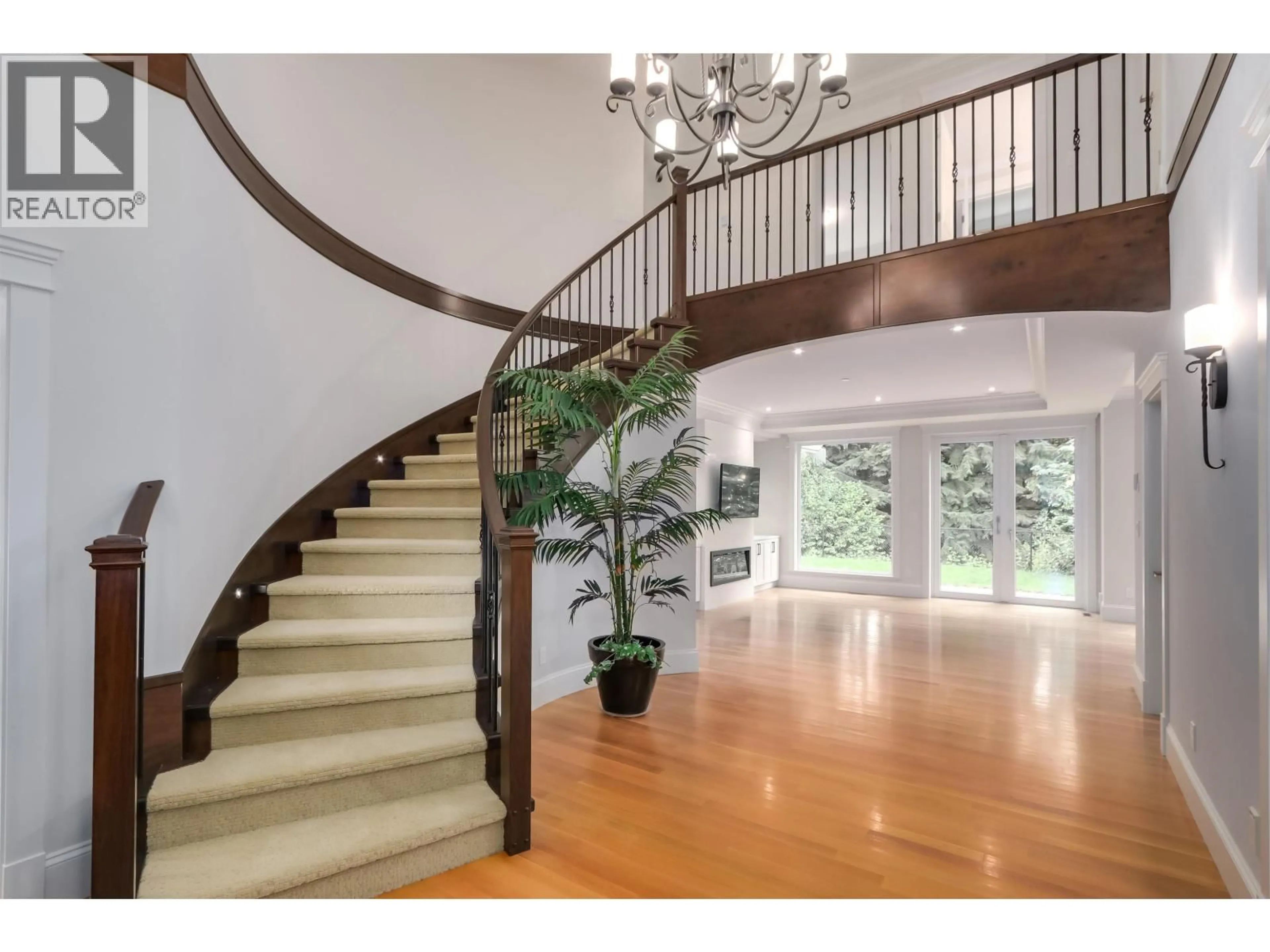 Indoor foyer for 352 ST. JAMES CRESCENT, West Vancouver British Columbia V7S1J8