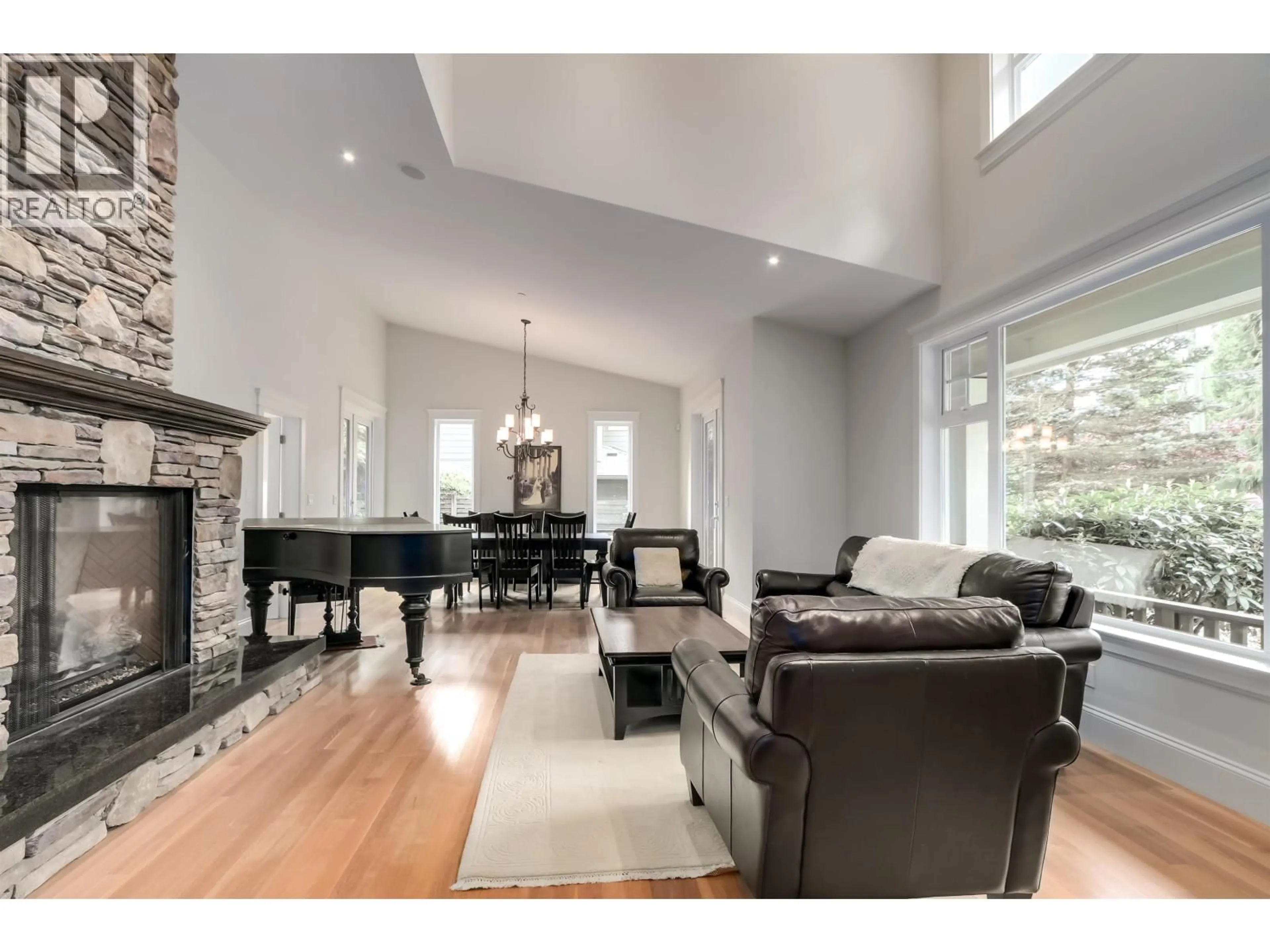 Living room with furniture, wood/laminate floor for 352 ST. JAMES CRESCENT, West Vancouver British Columbia V7S1J8
