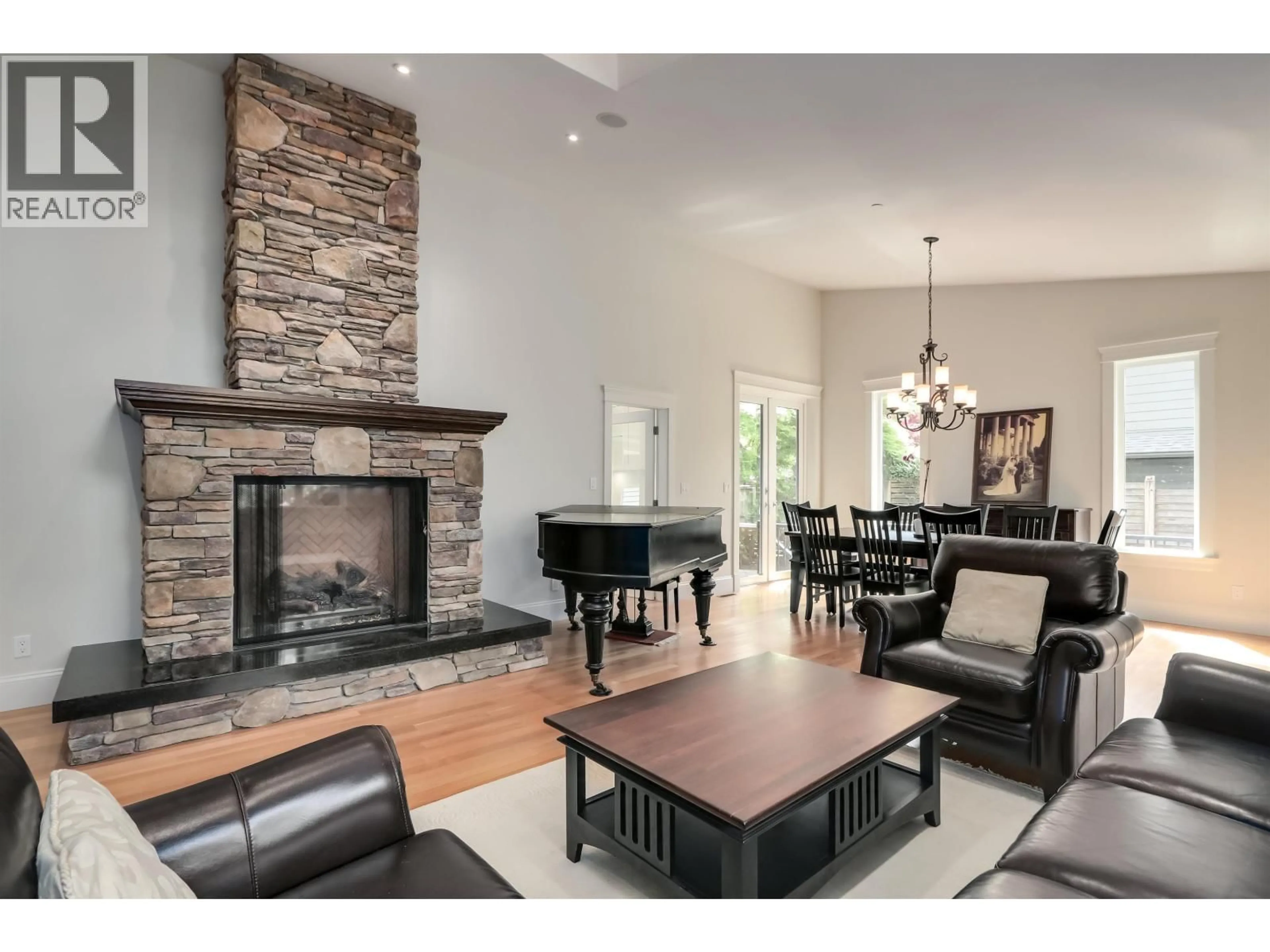 Living room with furniture, unknown for 352 ST. JAMES CRESCENT, West Vancouver British Columbia V7S1J8