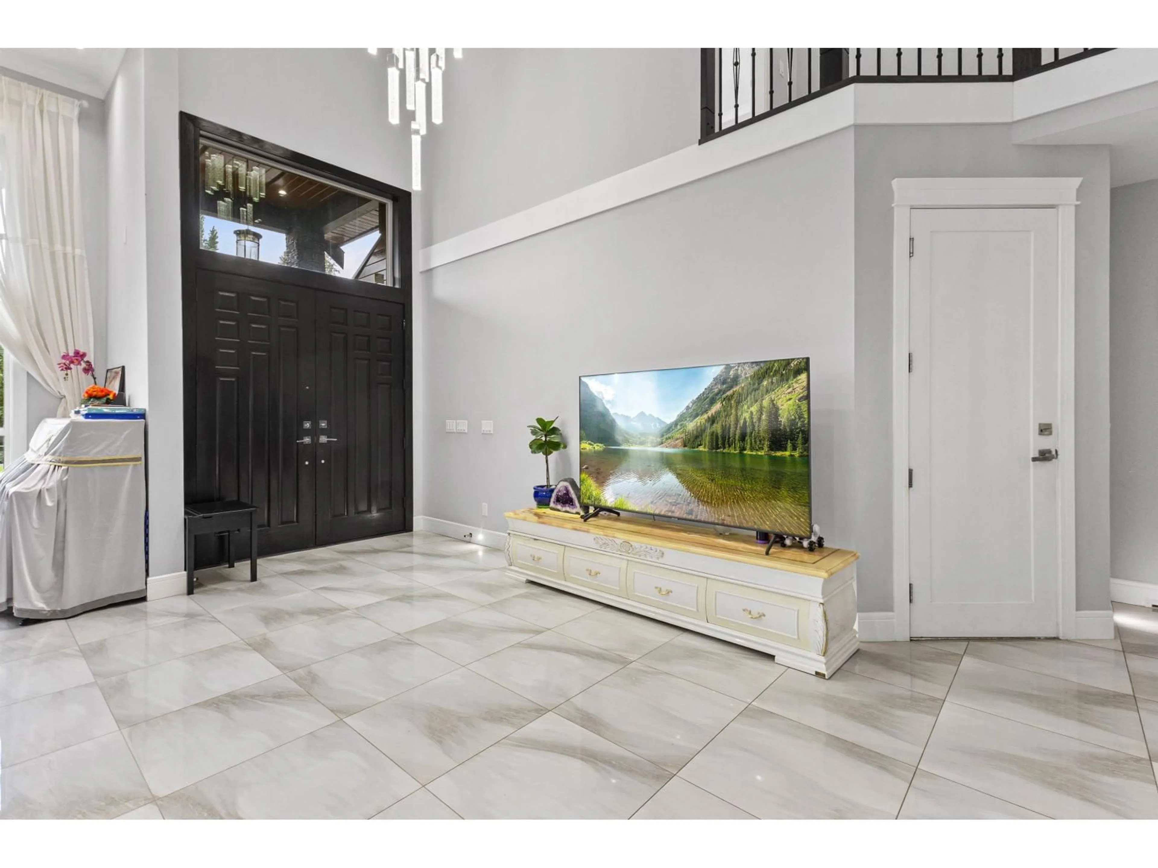 Indoor entryway for 33827 MAYFAIR AVENUE, Abbotsford British Columbia V2S1P7