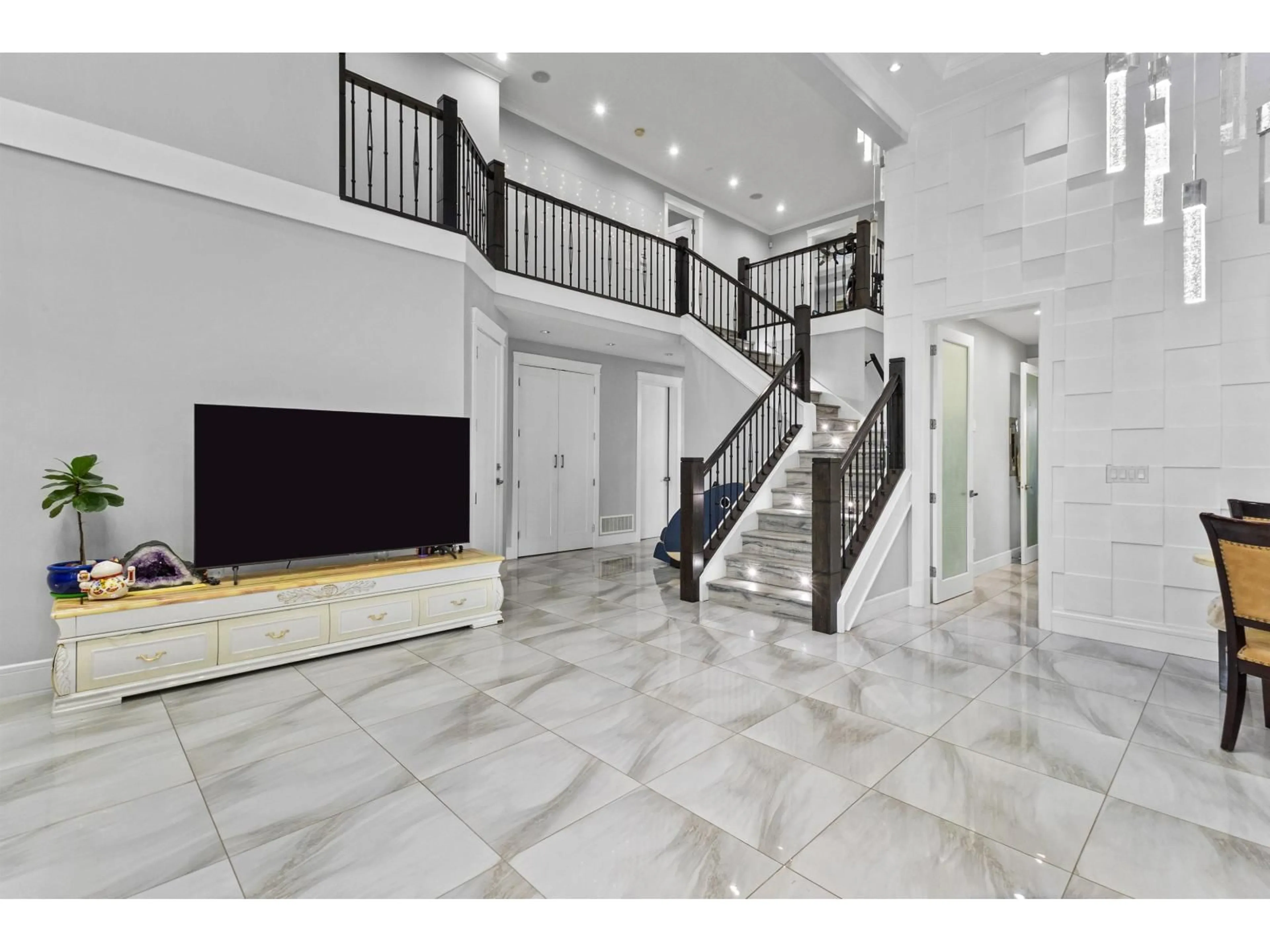 Indoor foyer for 33827 MAYFAIR AVENUE, Abbotsford British Columbia V2S1P7