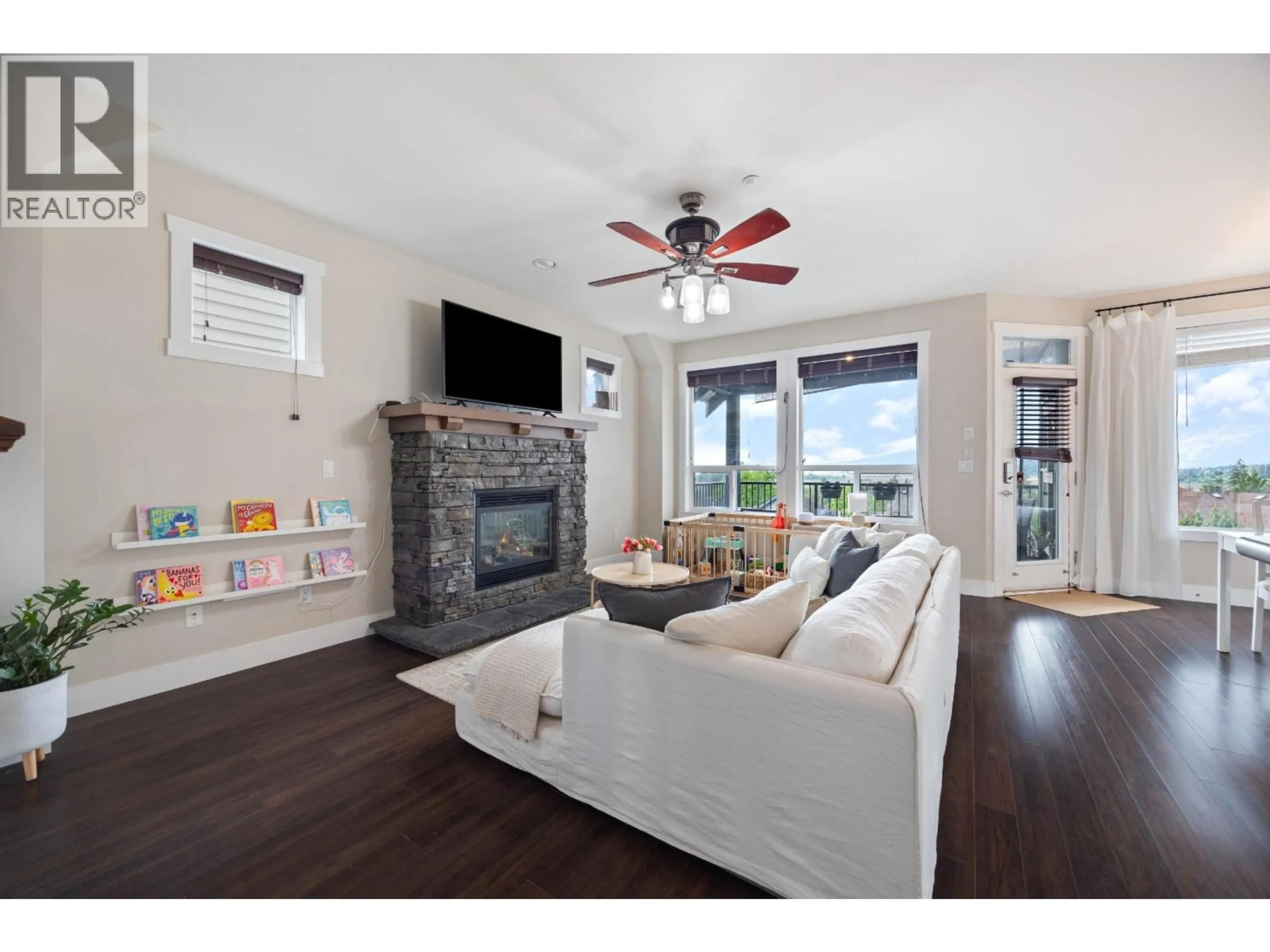 Living room with furniture, wood/laminate floor for 13679 BLAKE LOOP, Maple Ridge British Columbia V4R0B3