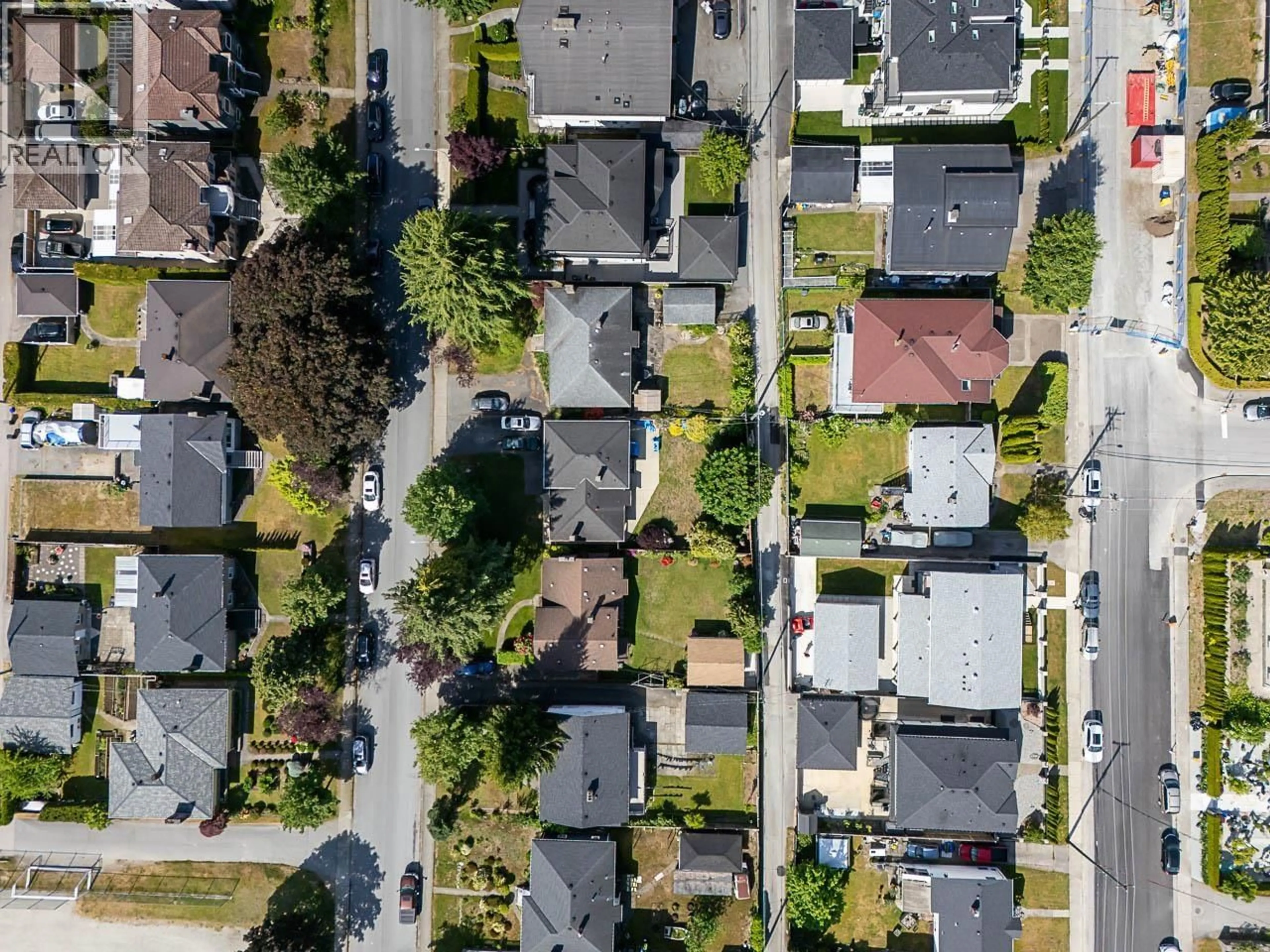 A pic from outside/outdoor area/front of a property/back of a property/a pic from drone, street for 6605 ELWELL STREET, Burnaby British Columbia V5E1J9