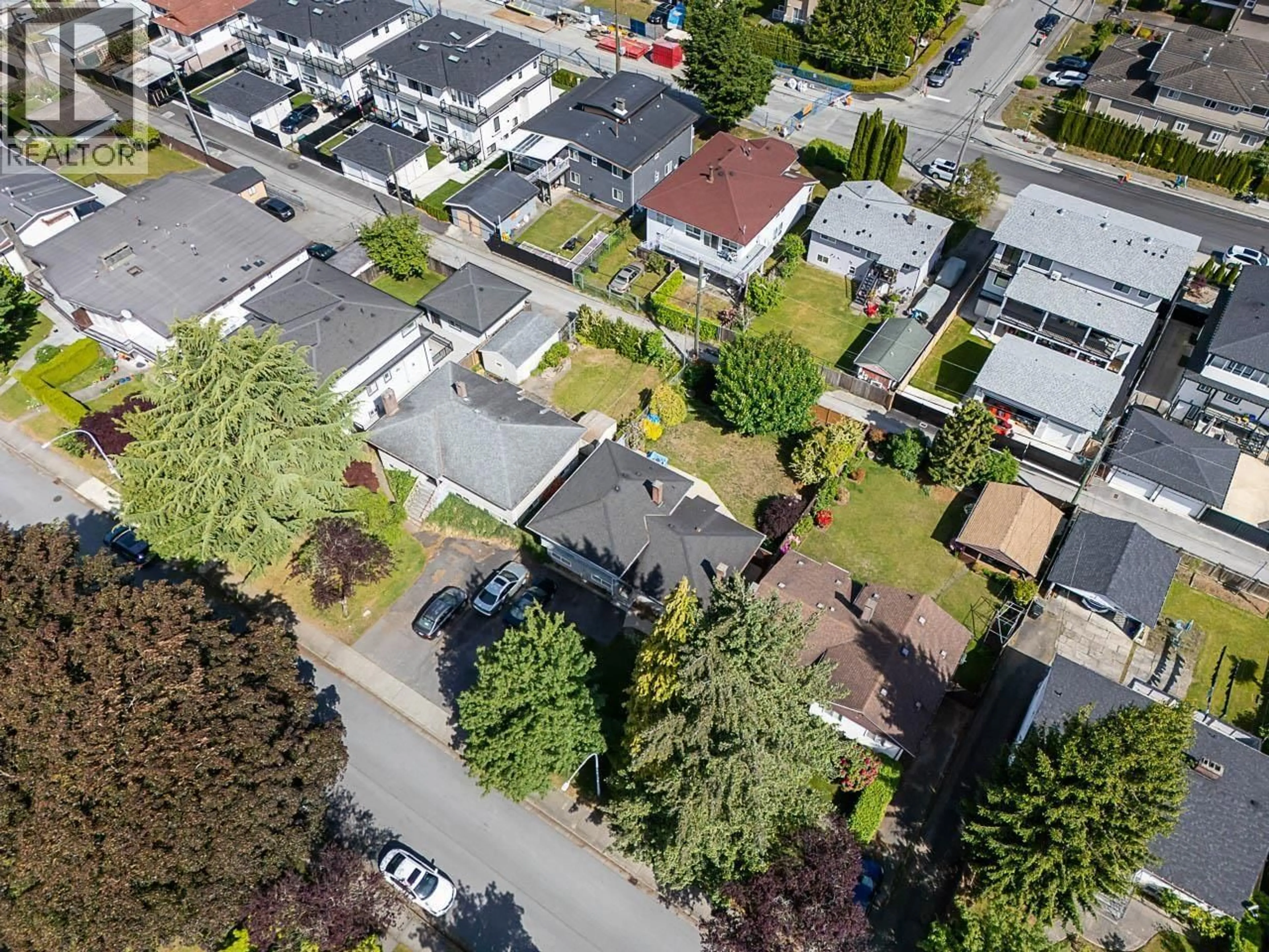 A pic from outside/outdoor area/front of a property/back of a property/a pic from drone, street for 6605 ELWELL STREET, Burnaby British Columbia V5E1J9