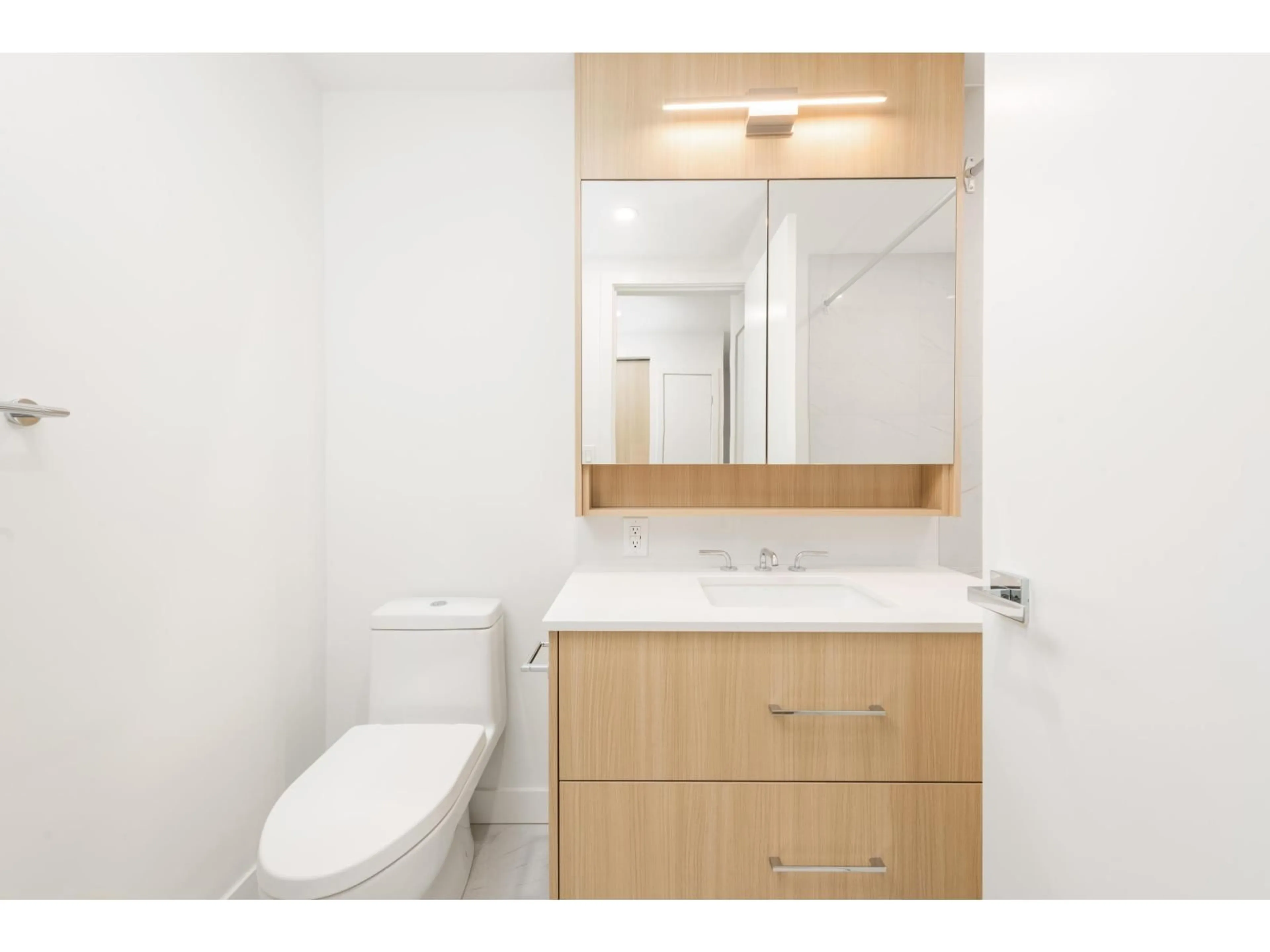 Standard bathroom, unknown for 408 - 9675 KING GEORGE BOULEVARD, Surrey British Columbia V3T0T7
