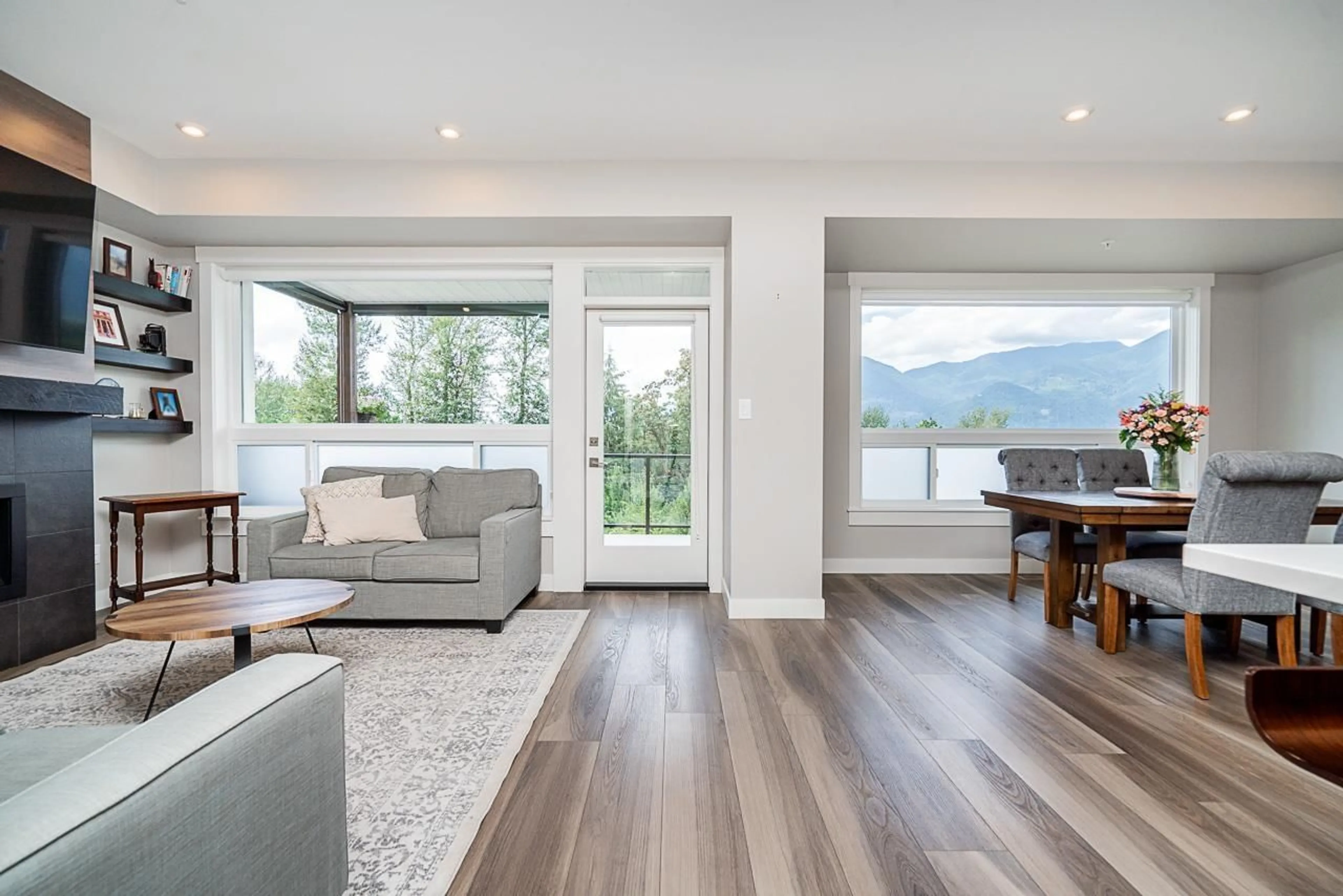 Living room with furniture, wood/laminate floor for 5 - 43575 CHILLIWACK MOUNTAIN ROAD, Chilliwack British Columbia V2R6B9