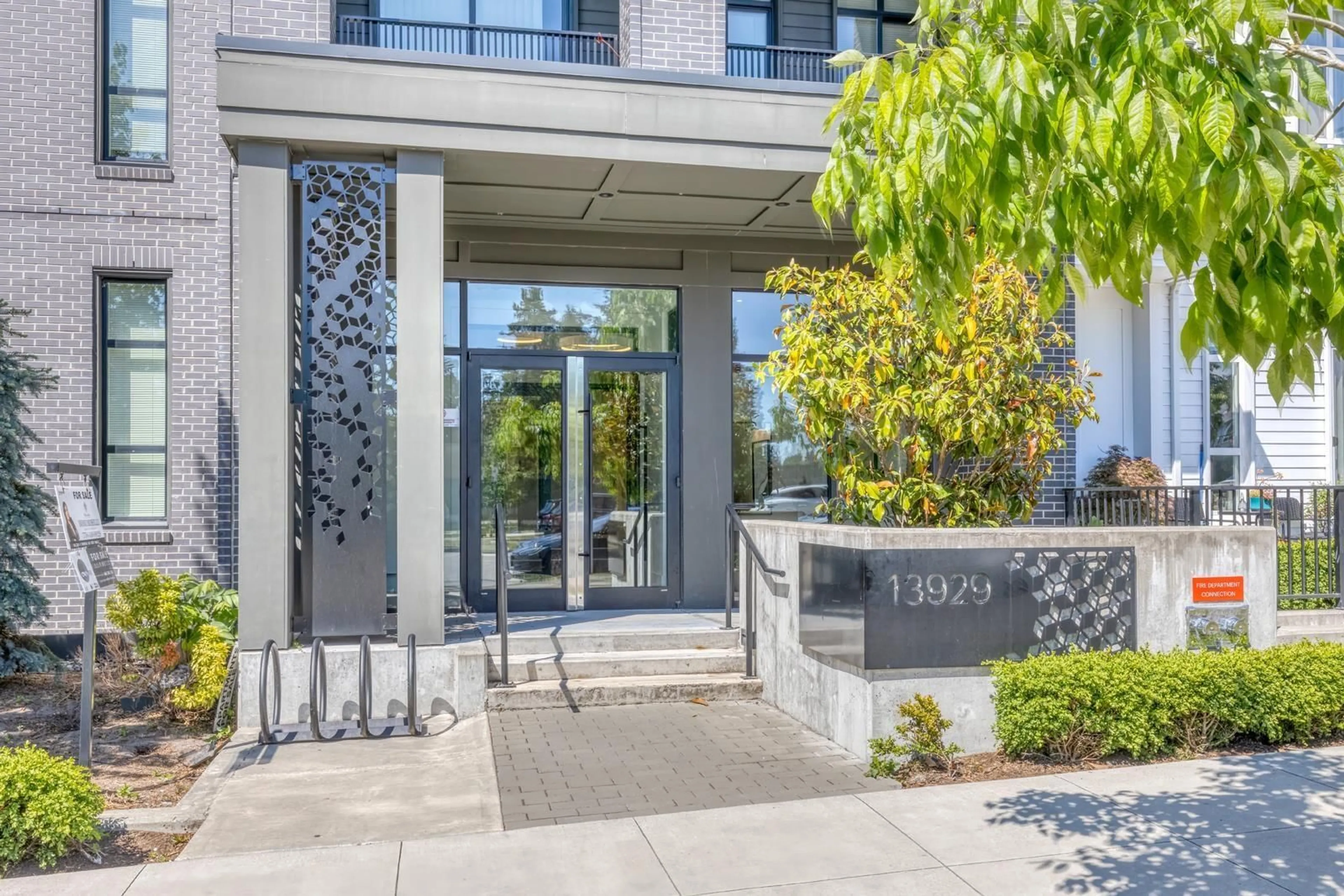 Indoor entryway for 109 - 13929 105 BOULEVARD, Surrey British Columbia V3T0R5