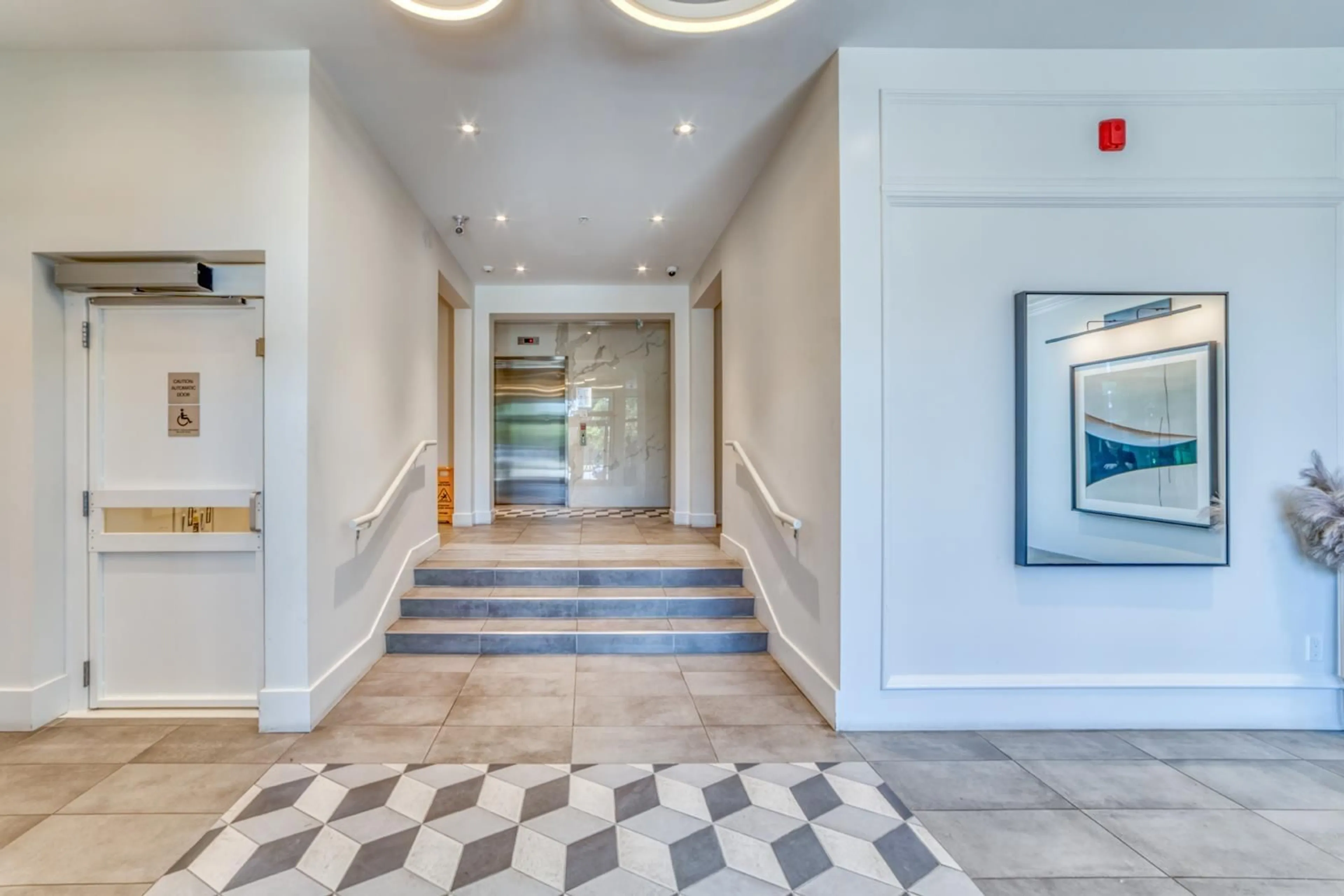 Indoor foyer for 109 - 13929 105 BOULEVARD, Surrey British Columbia V3T0R5