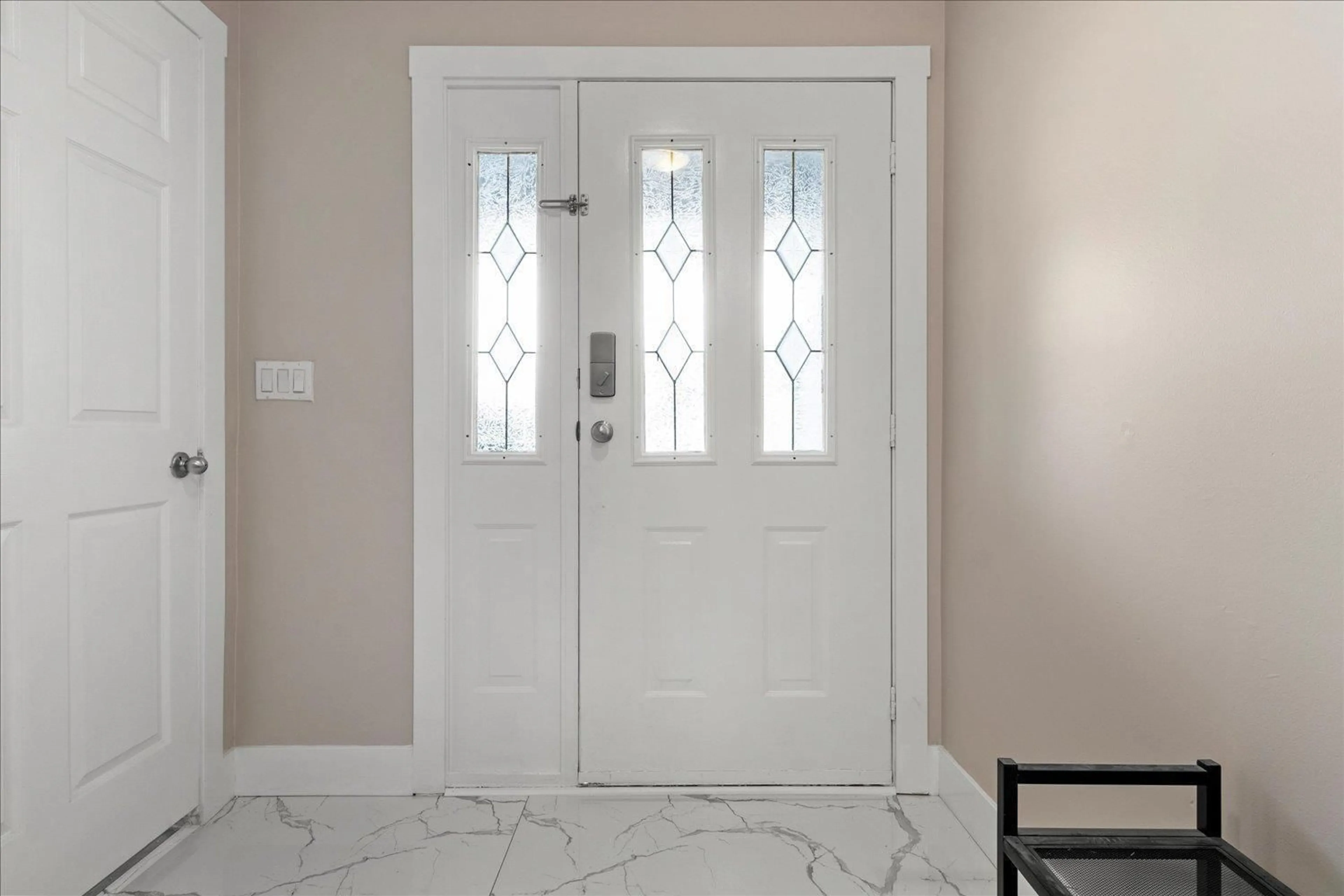 Indoor entryway for 8102 KNIGHT AVENUE, Mission British Columbia V2V6A8