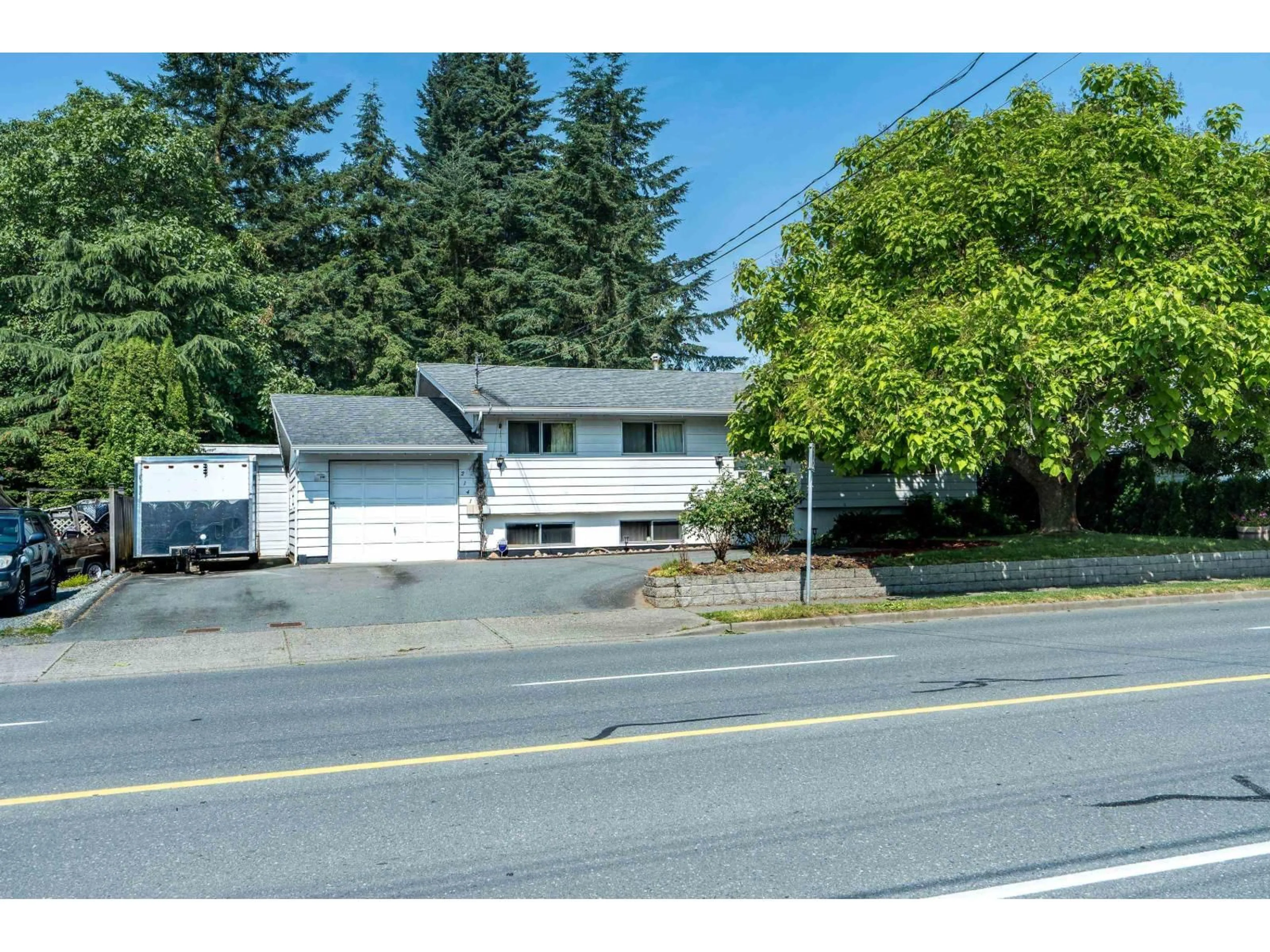 A pic from outside/outdoor area/front of a property/back of a property/a pic from drone, street for 2141 WARE STREET, Abbotsford British Columbia V2S3C4