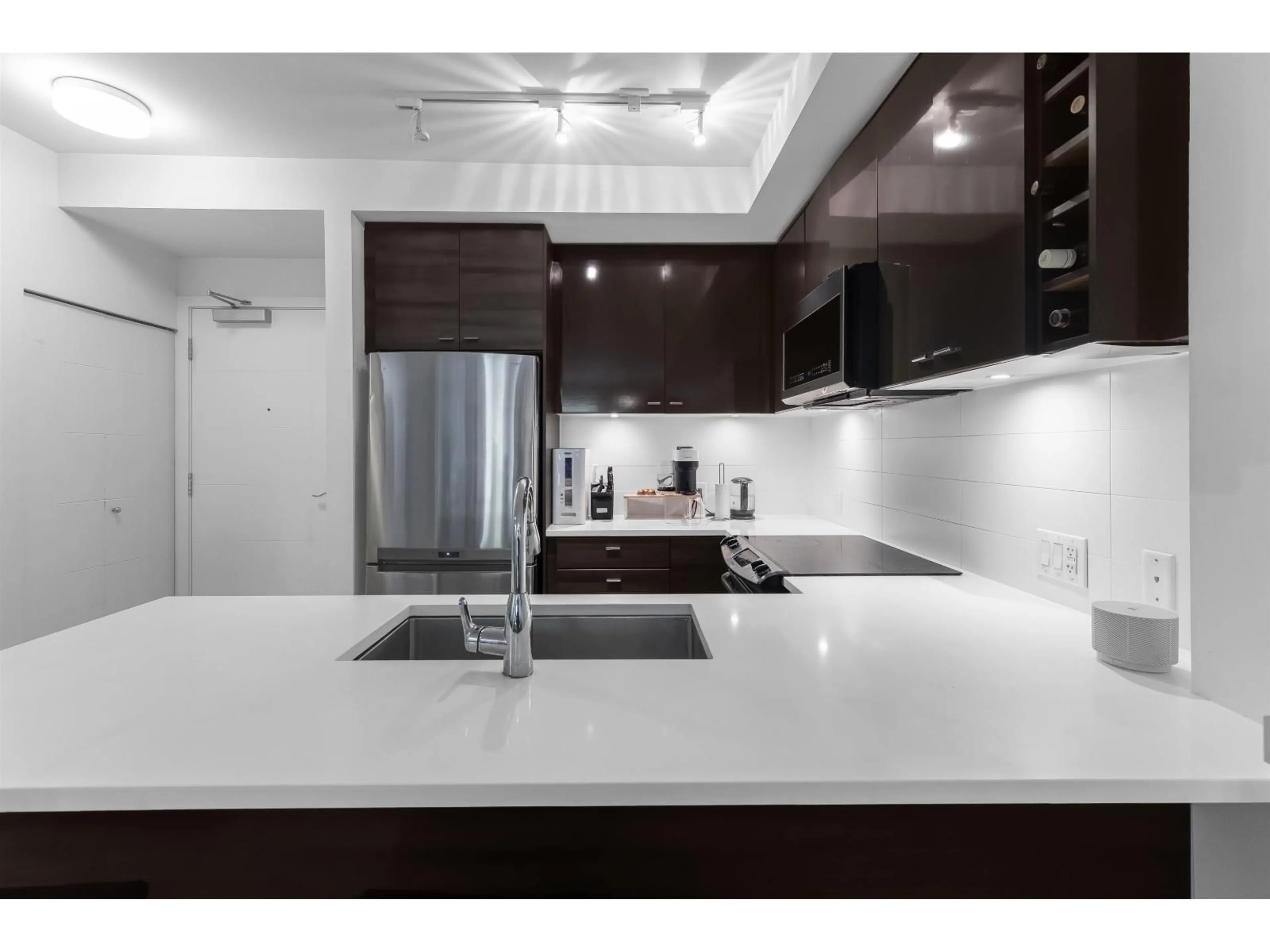 Contemporary kitchen, ceramic/tile floor for 112 - 13931 FRASER HIGHWAY, Surrey British Columbia V3T4E6