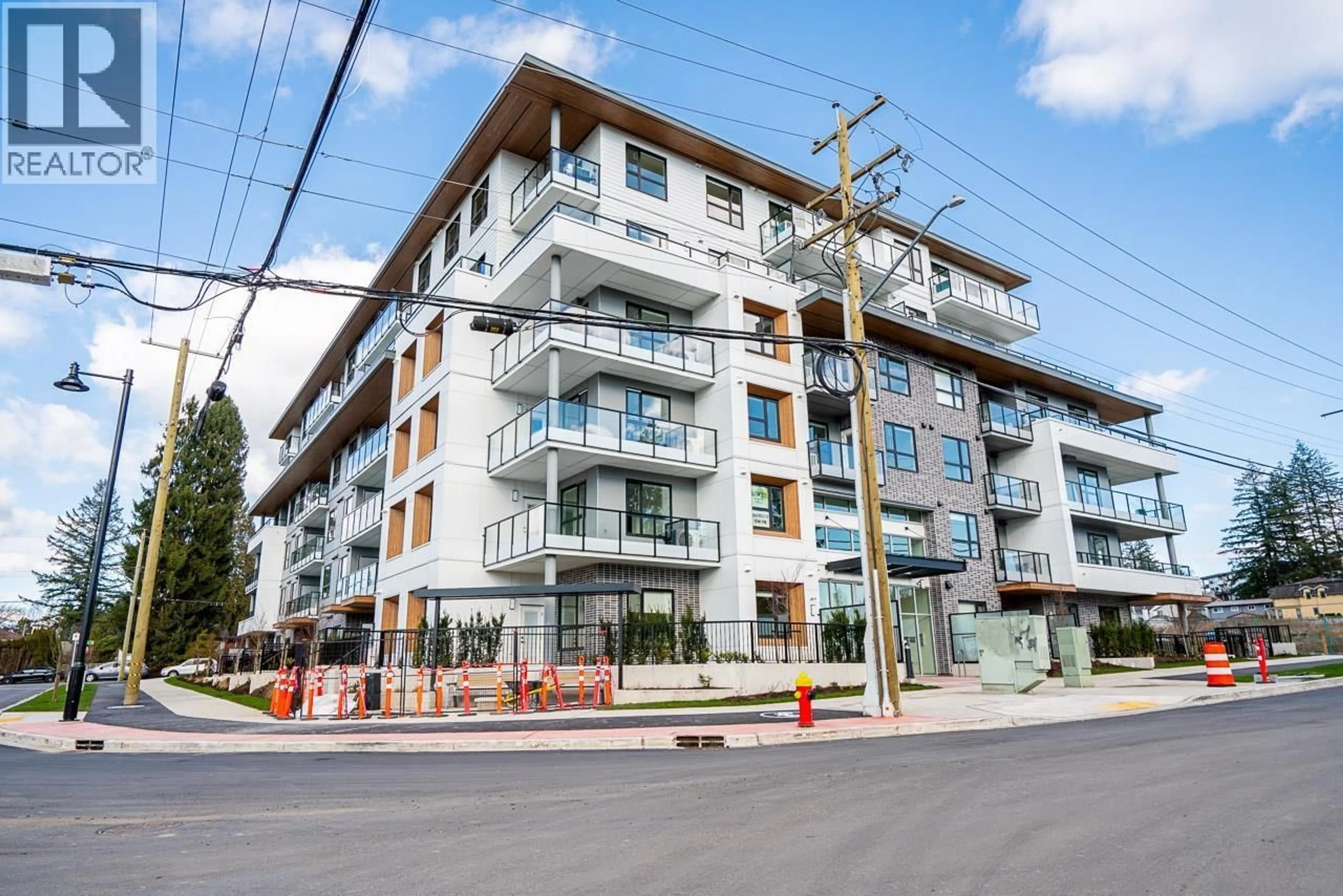 Patio, building for 302 - 623 KEMSLEY AVENUE, Coquitlam British Columbia V3J0L8