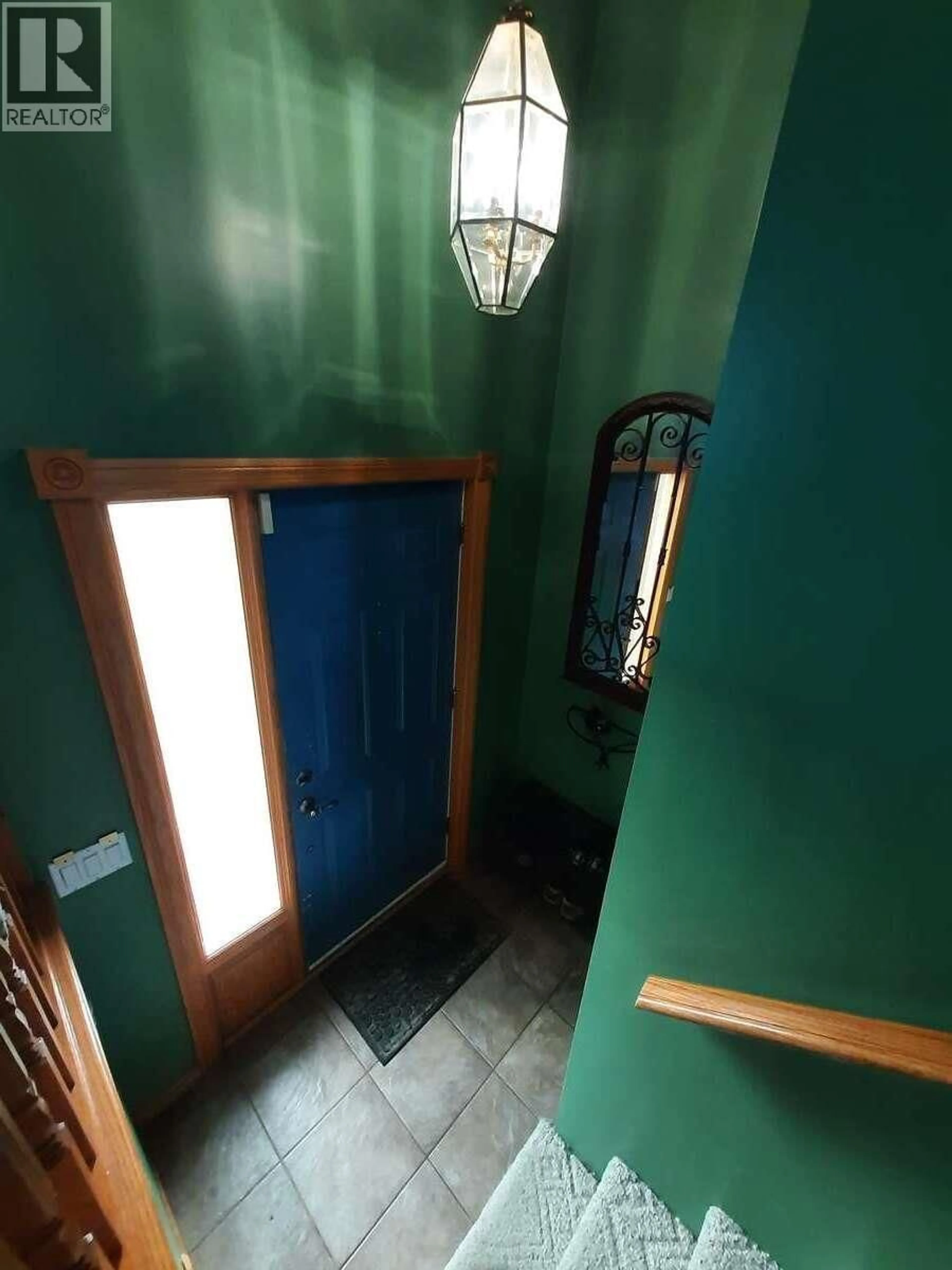 Indoor foyer for 1323 7TH AVENUE, Valemount British Columbia V0E2Z0