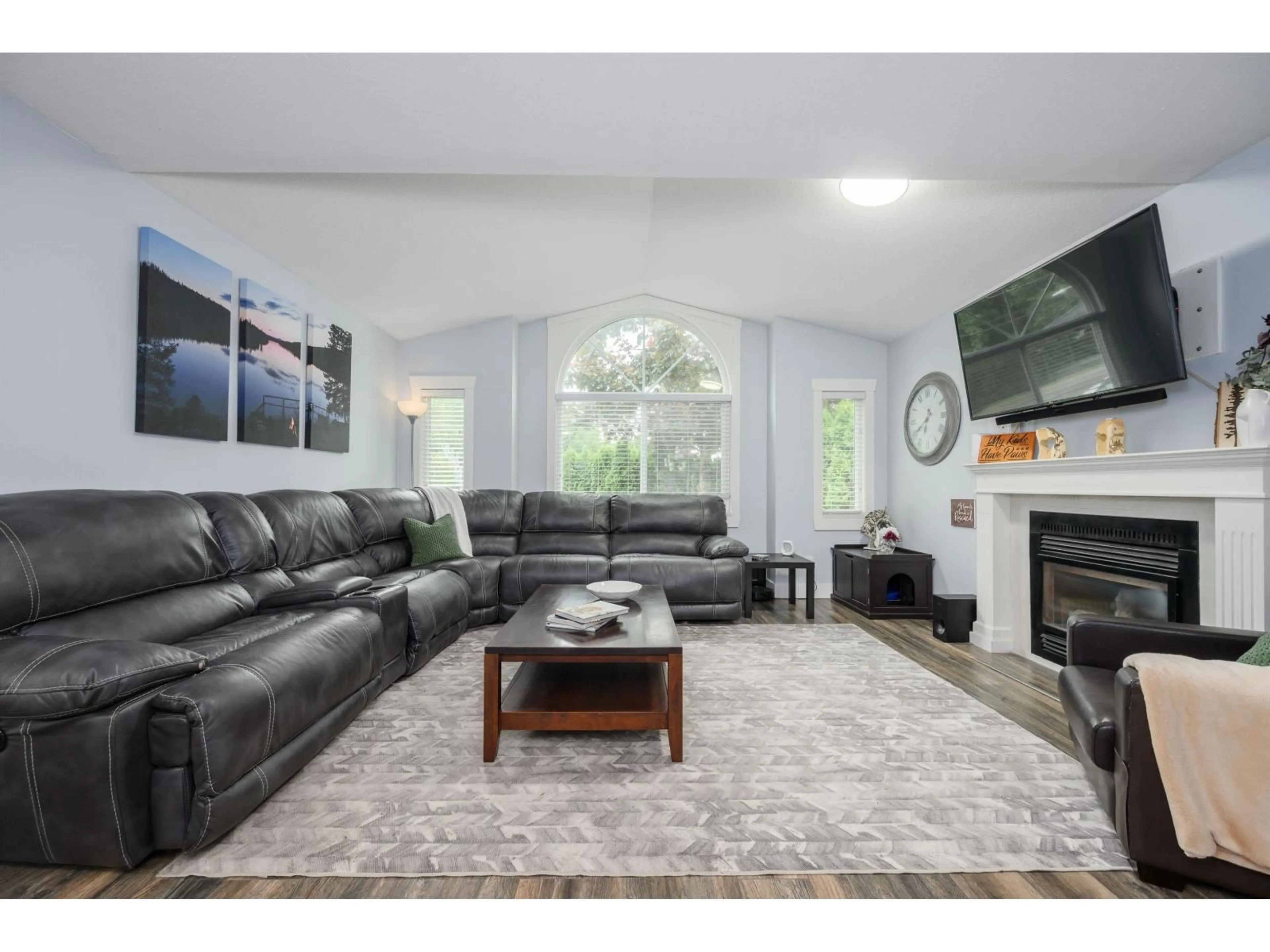 Living room with furniture, unknown for 7855 CEDAR STREET, Mission British Columbia V2V3M8