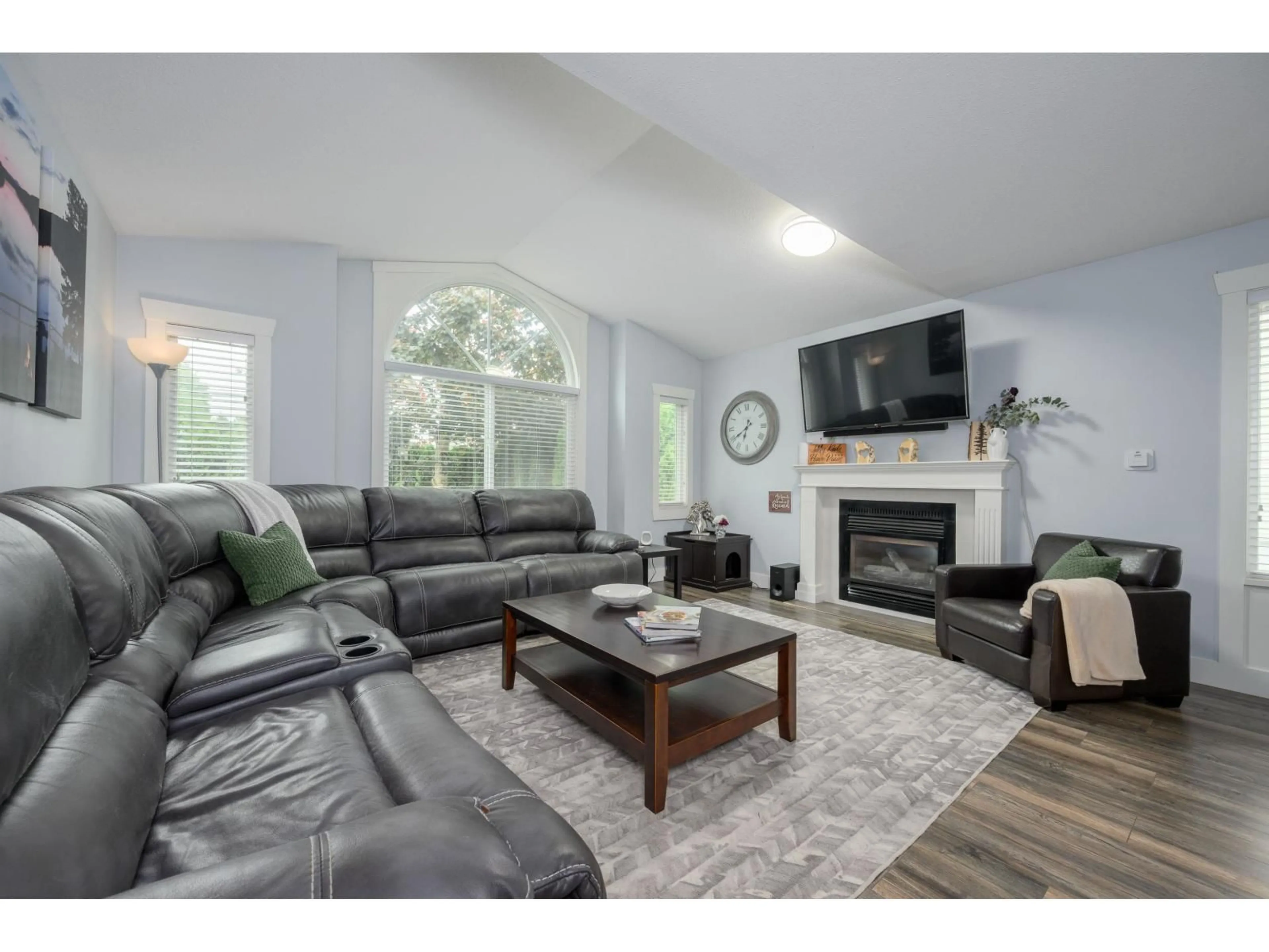 Living room with furniture, unknown for 7855 CEDAR STREET, Mission British Columbia V2V3M8