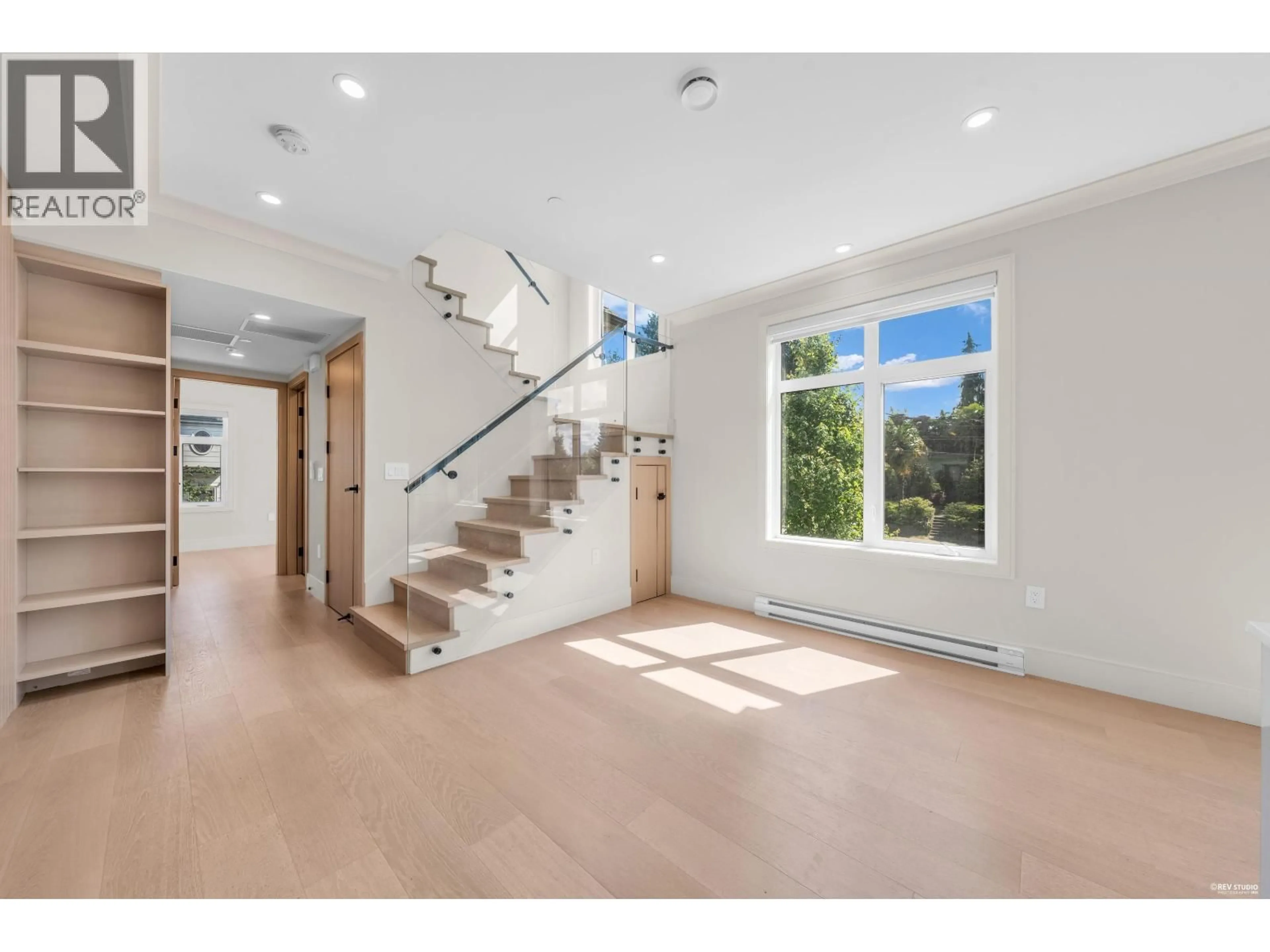 Indoor foyer for 7711 GRANVILLE STREET, Vancouver British Columbia V6P4Y9