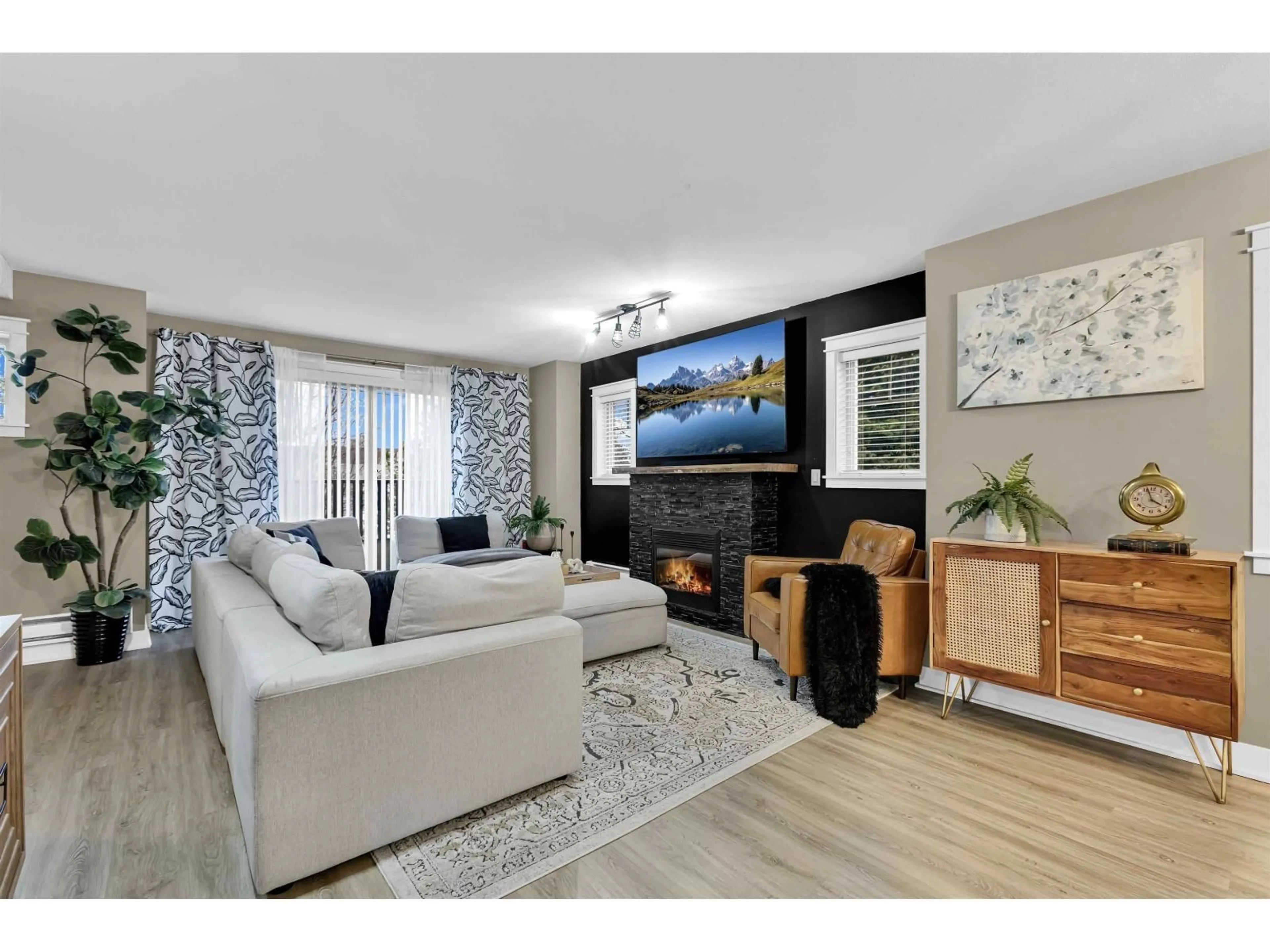 Living room with furniture, wood/laminate floor for 101 - 13368 72 AVENUE, Surrey British Columbia V3W2N6