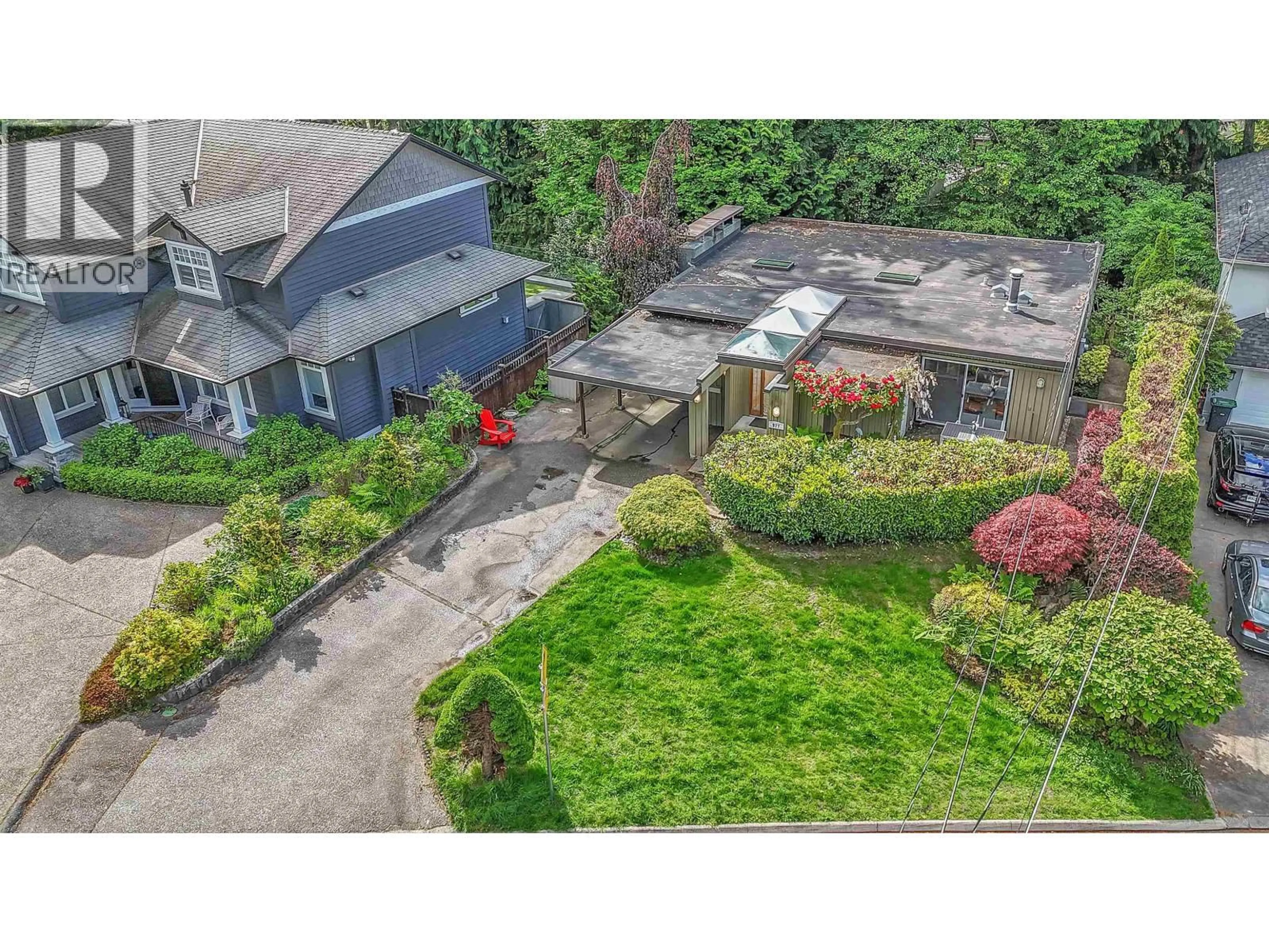 A pic from outside/outdoor area/front of a property/back of a property/a pic from drone, street for 977 BELVEDERE DRIVE, North Vancouver British Columbia V7R2C2