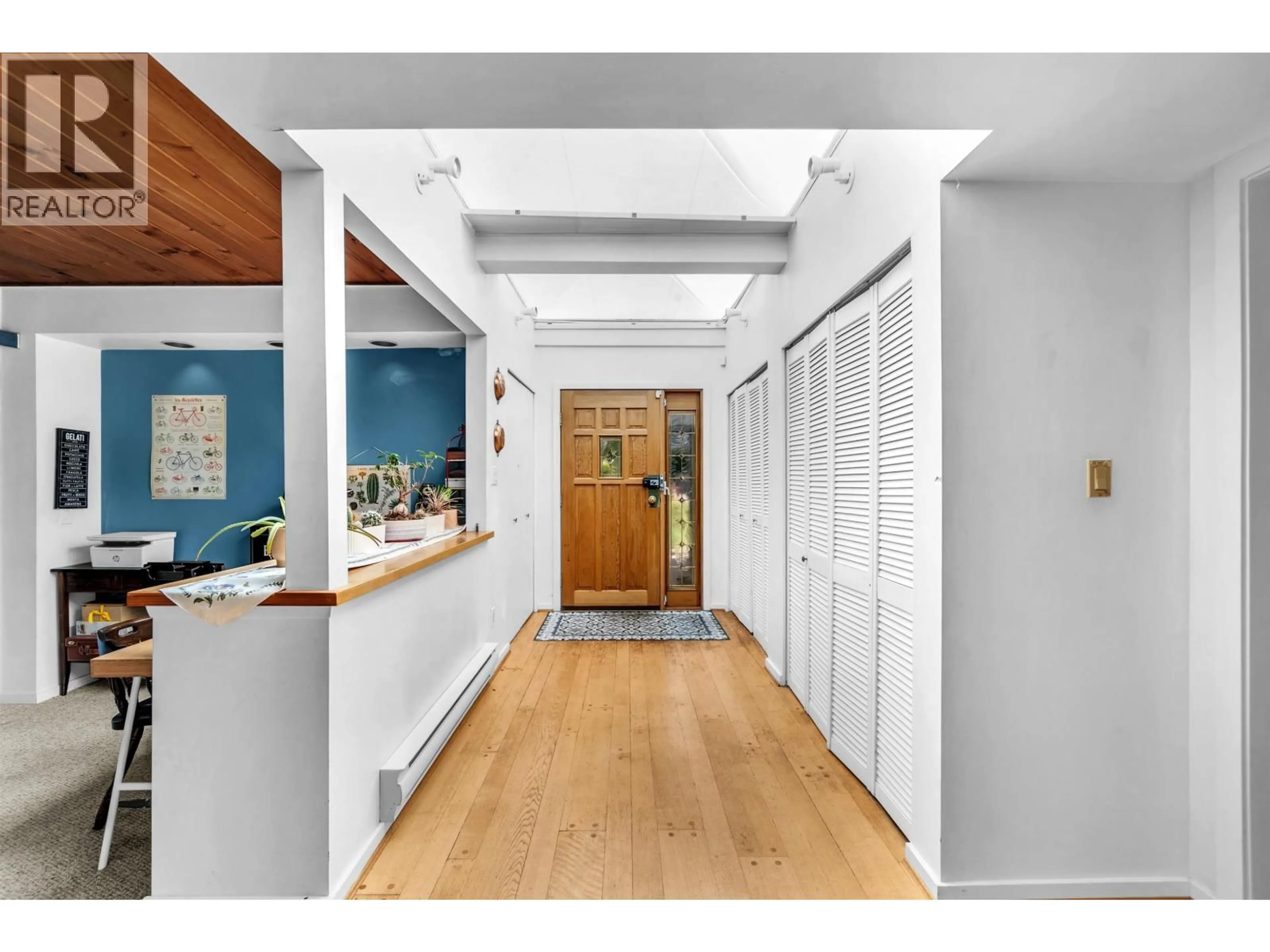 Indoor entryway for 977 BELVEDERE DRIVE, North Vancouver British Columbia V7R2C2