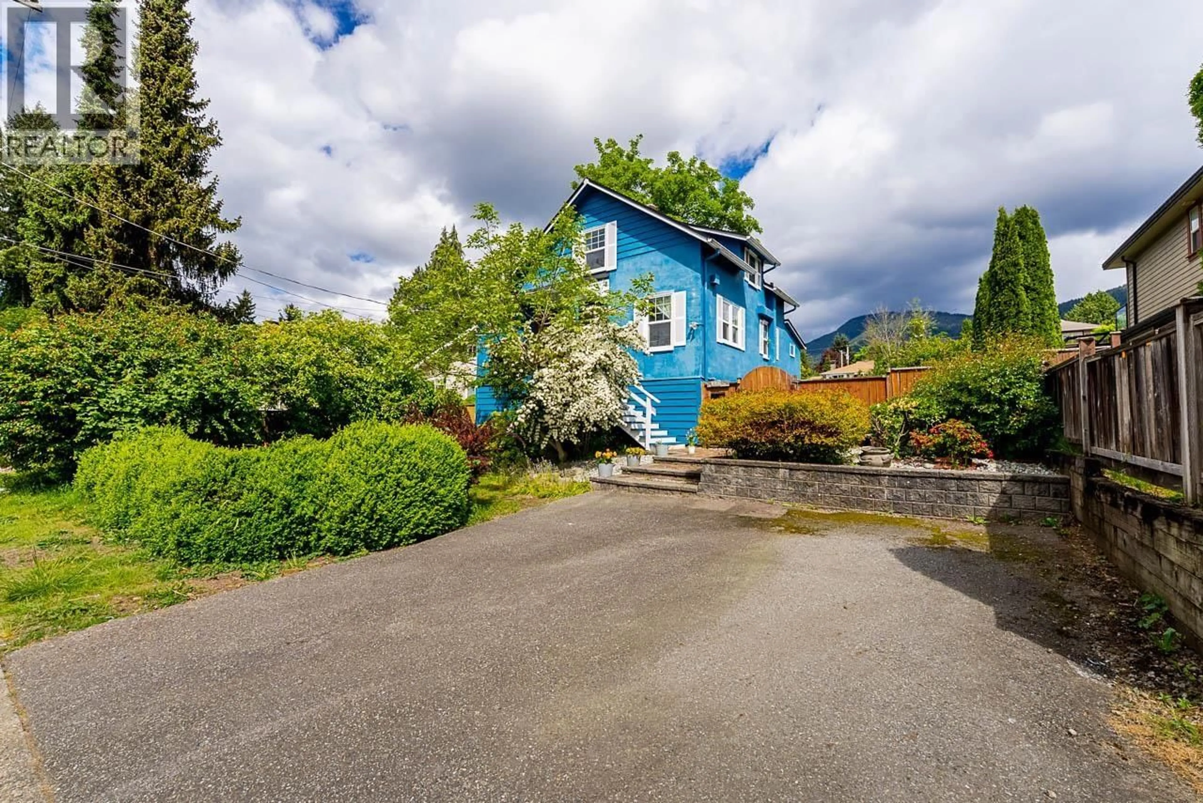 A pic from outside/outdoor area/front of a property/back of a property/a pic from drone, street for 264 QUEENS ROAD, North Vancouver British Columbia V7N2K5