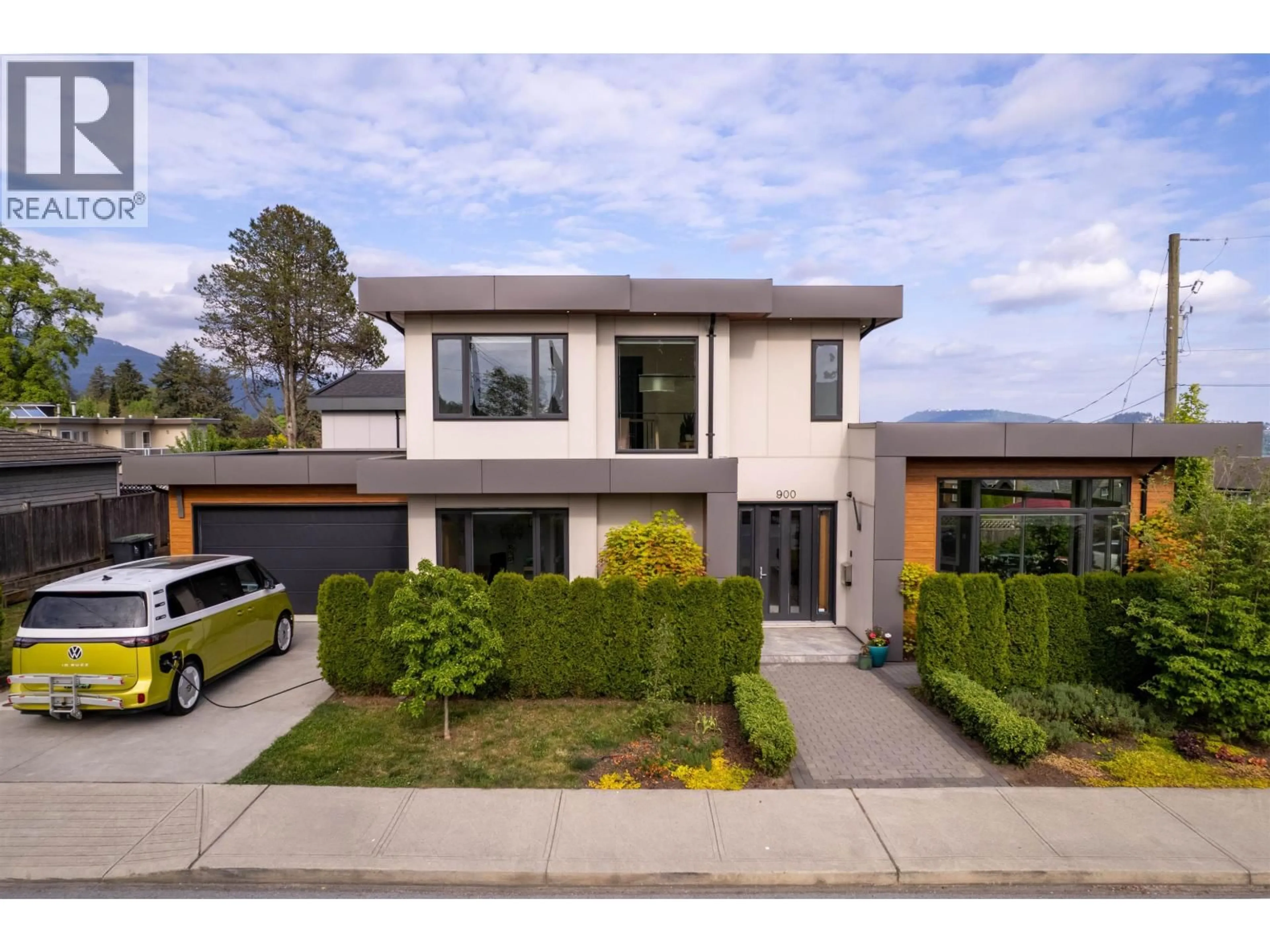 Home with brick exterior material, street for 900 HENDRY AVENUE, North Vancouver British Columbia V7L4E2