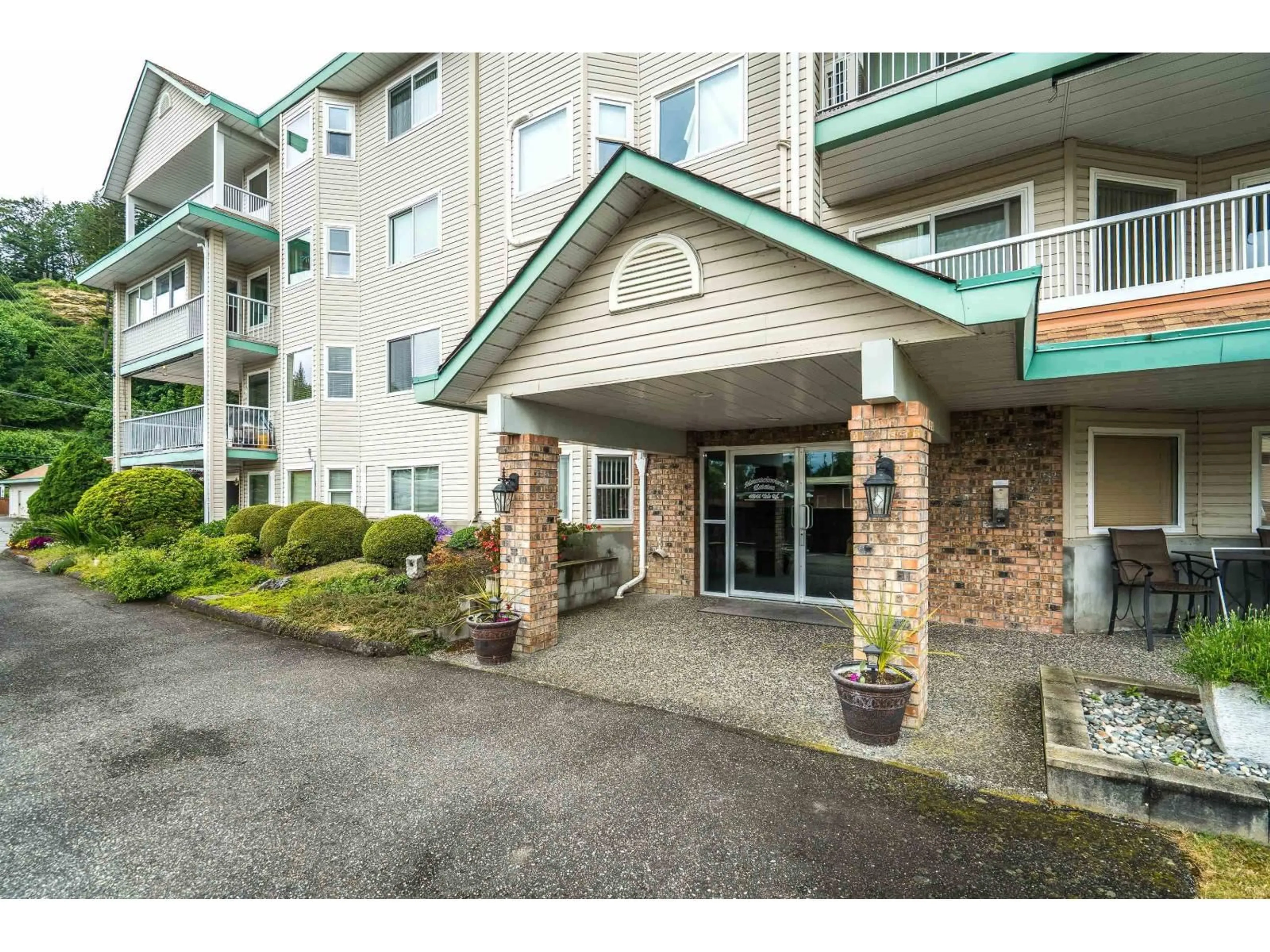 Indoor foyer for 104 - 46966 YALE ROAD, Chilliwack British Columbia V2P2S7