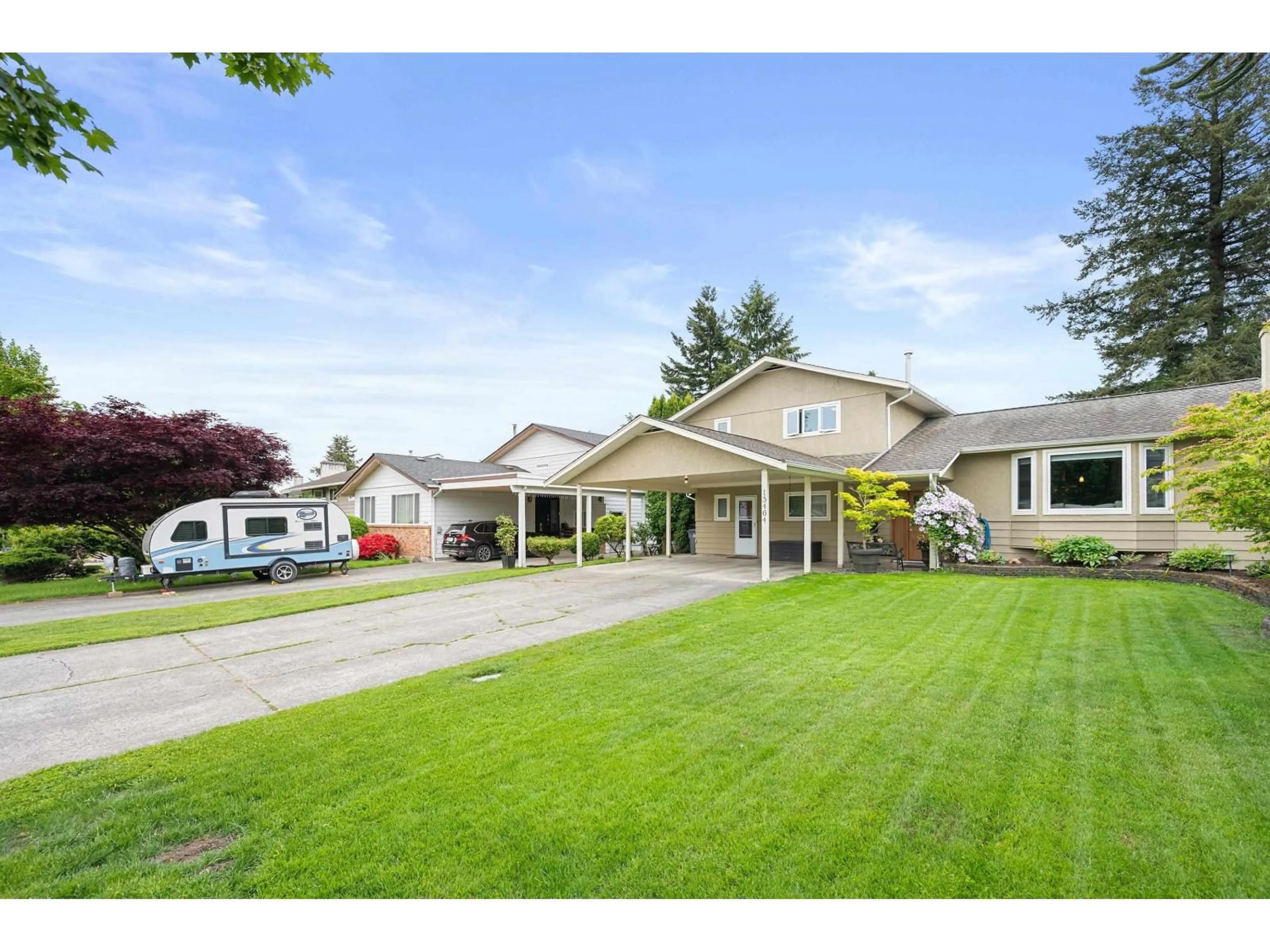 Home with vinyl exterior material, street for 15464 POPLAR STREET, Surrey British Columbia V4A5H8