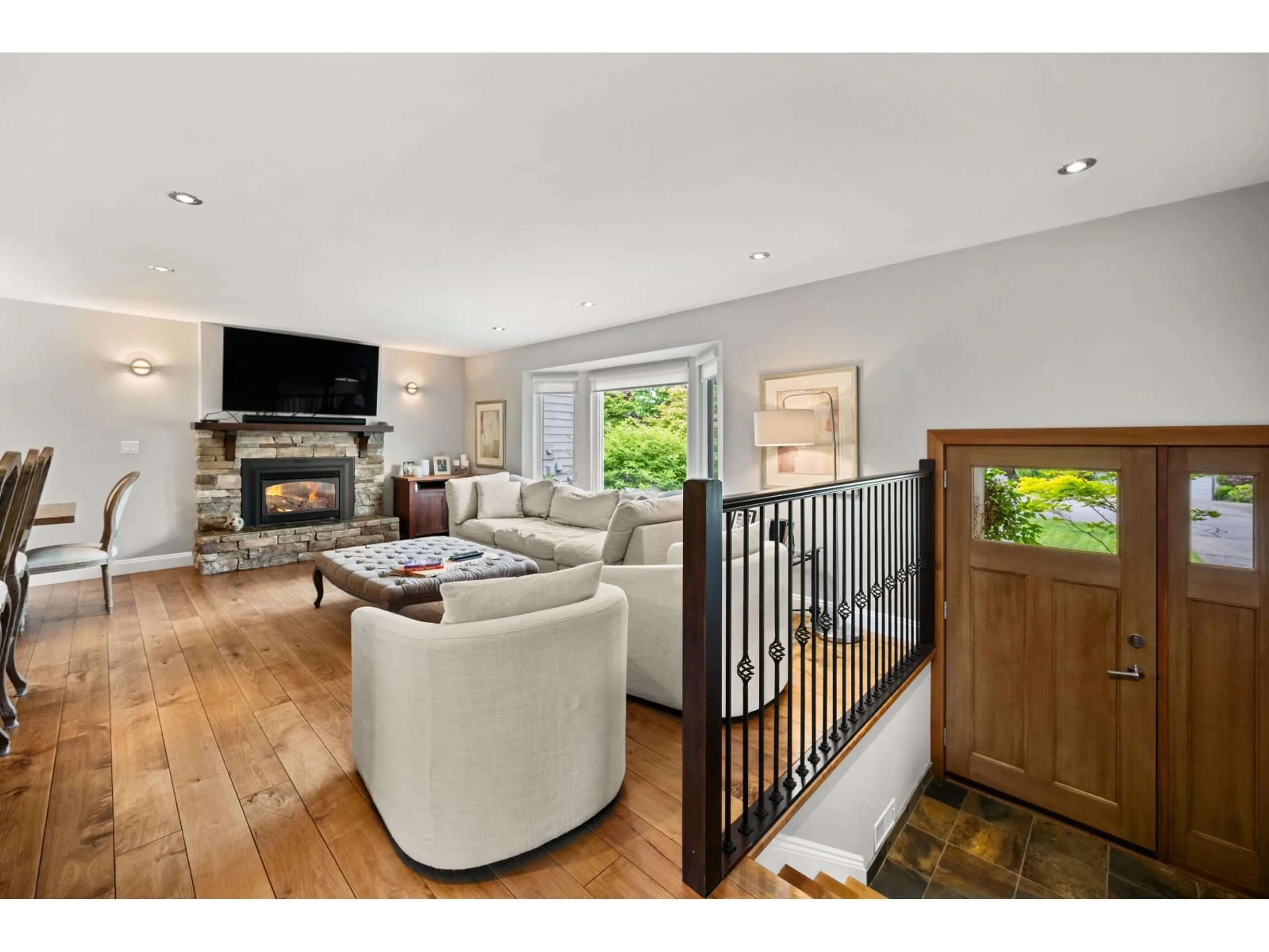 Living room with furniture, wood/laminate floor for 15464 POPLAR STREET, Surrey British Columbia V4A5H8