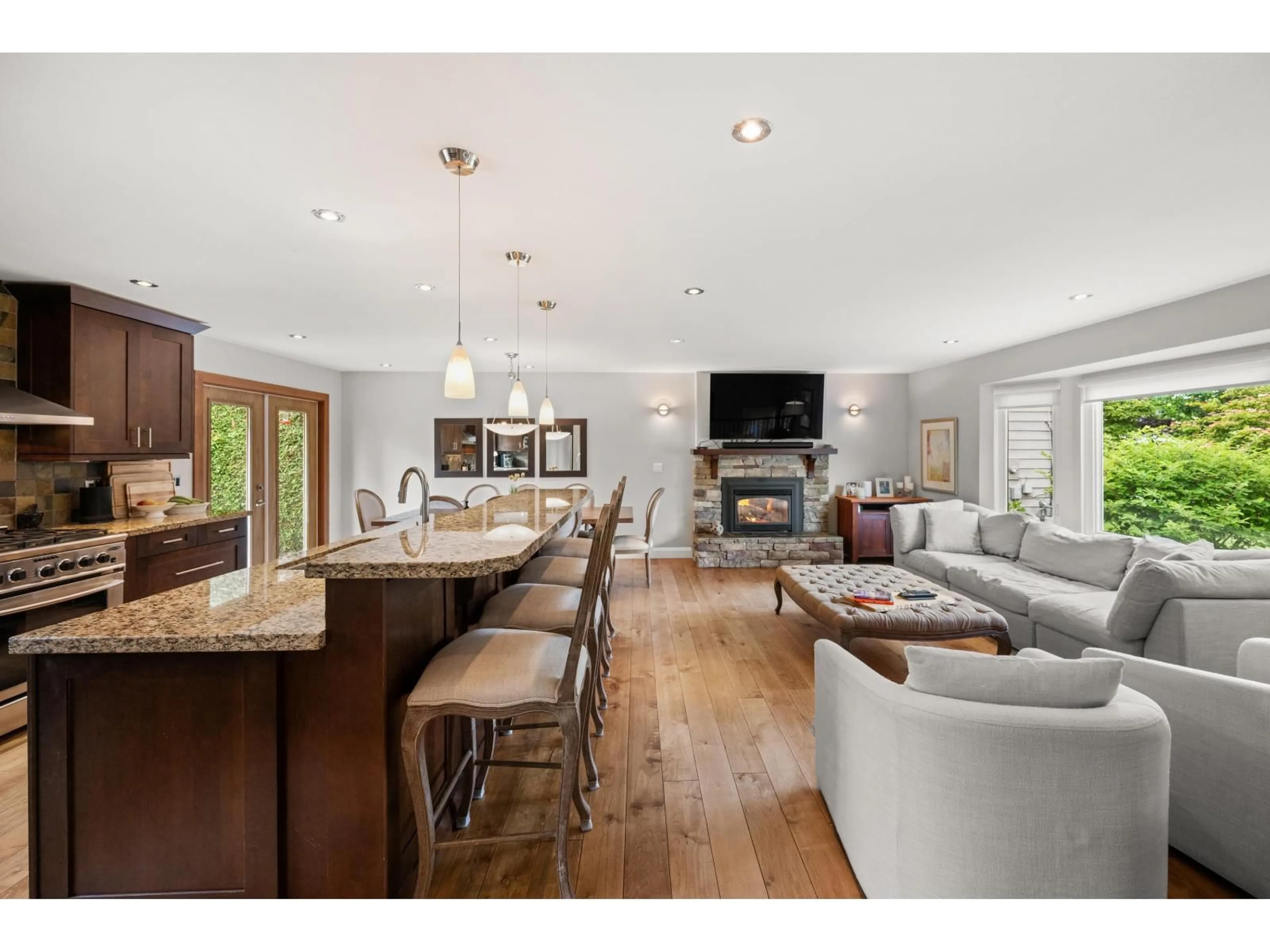 Open concept kitchen, wood/laminate floor for 15464 POPLAR STREET, Surrey British Columbia V4A5H8