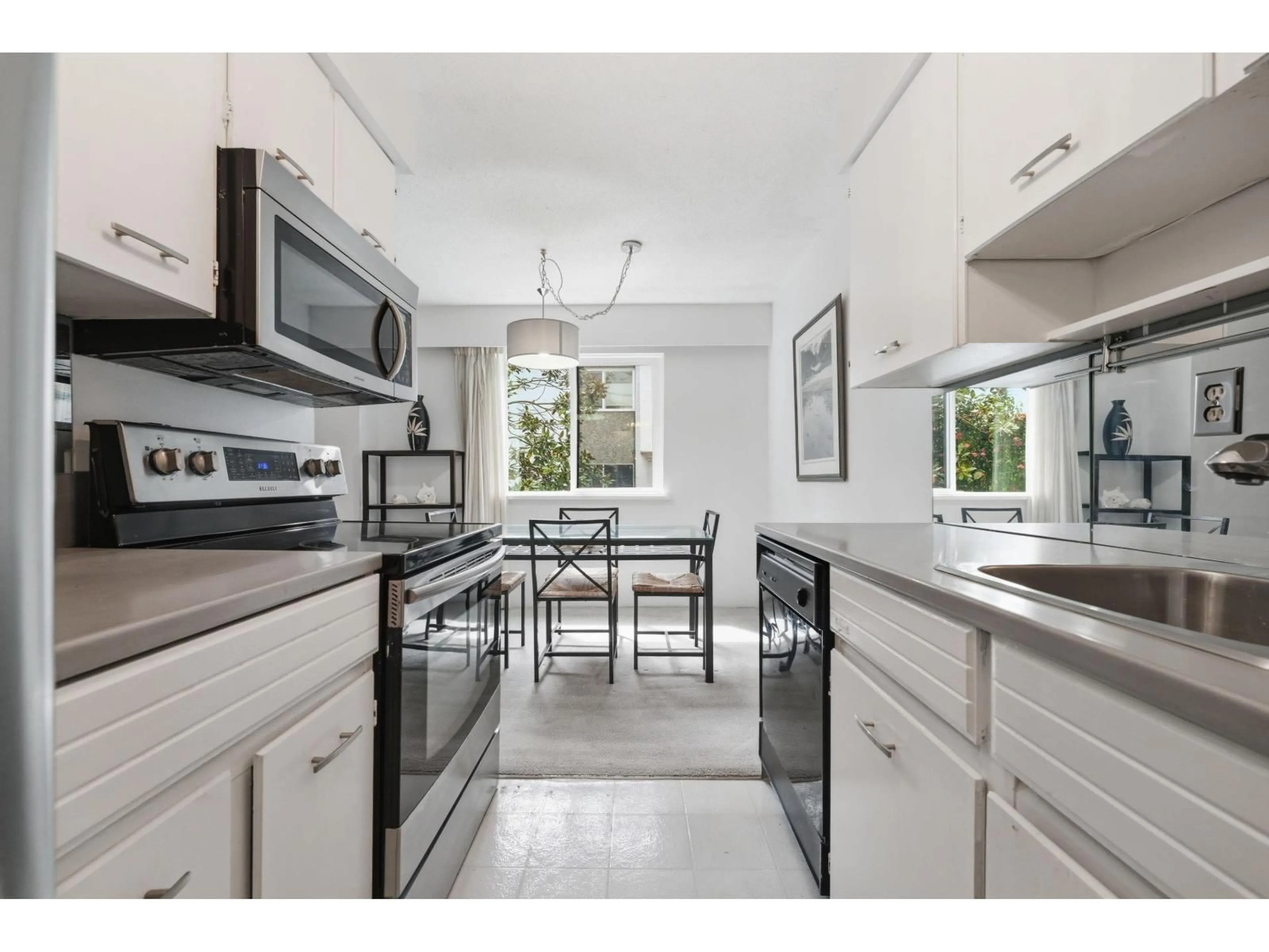 Open concept kitchen, ceramic/tile floor for 104 - 1355 FIR STREET, White Rock British Columbia V4B4B3
