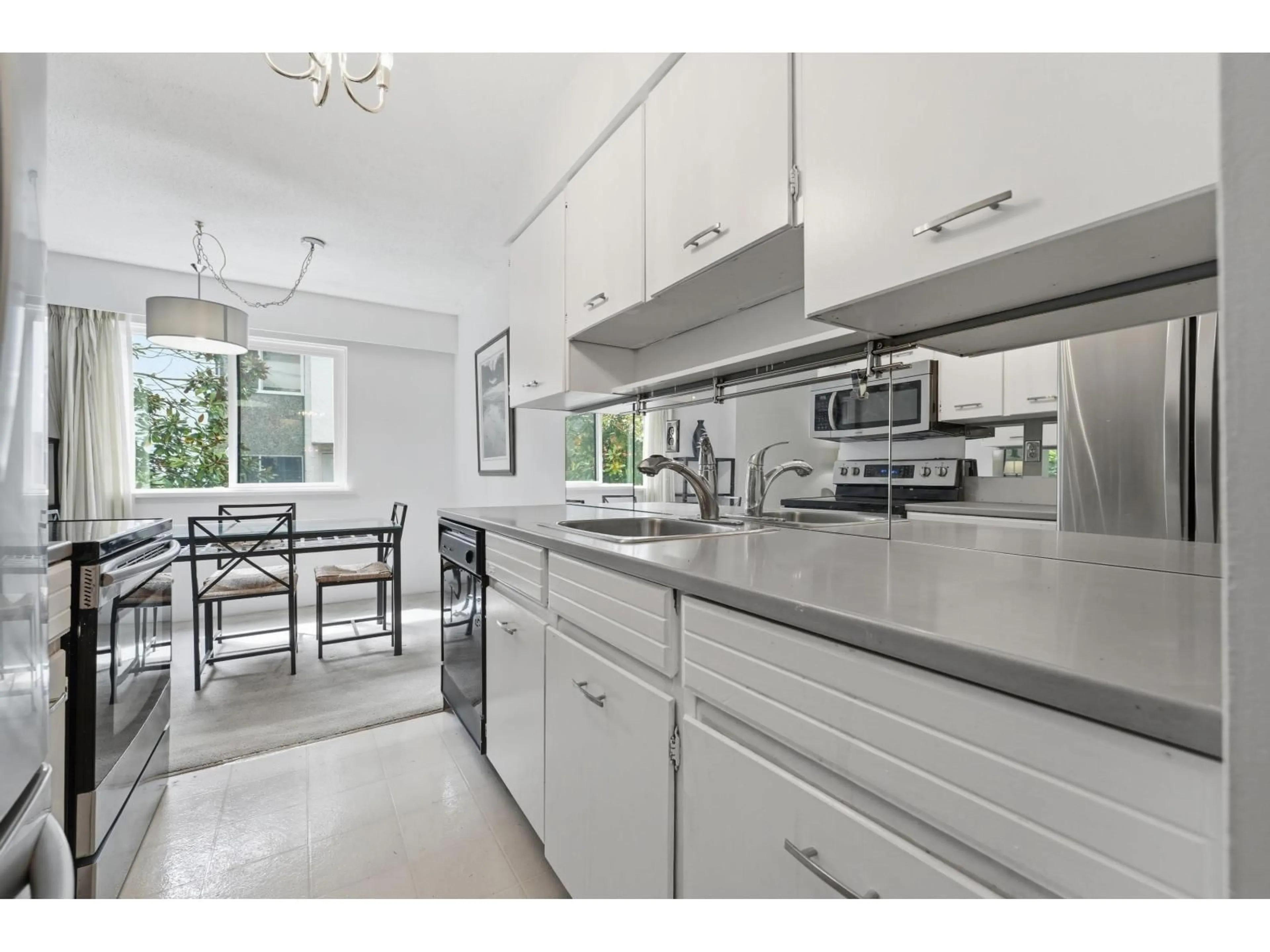 Open concept kitchen, ceramic/tile floor for 104 - 1355 FIR STREET, White Rock British Columbia V4B4B3