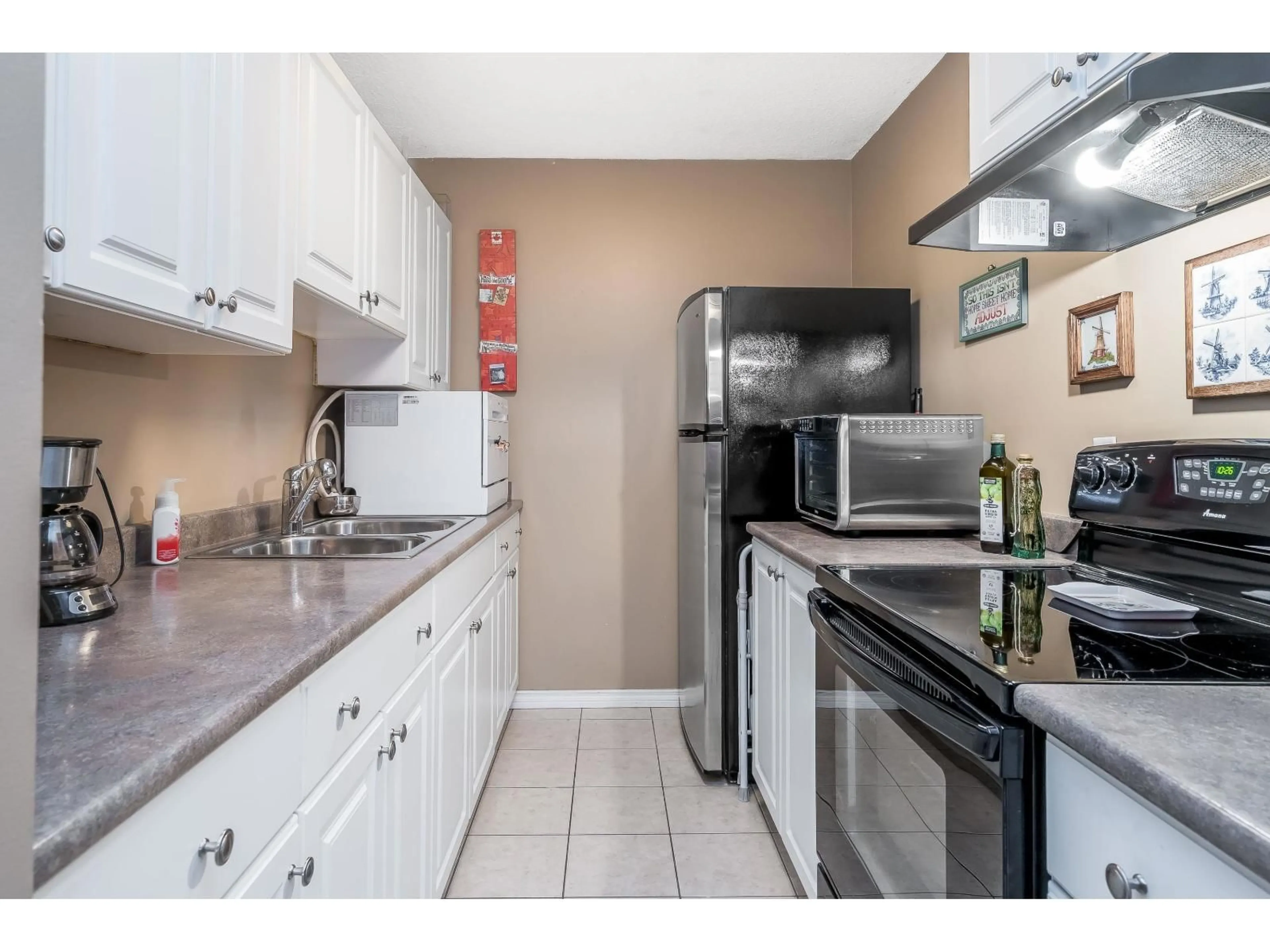 Standard kitchen, ceramic/tile floor for 70 - 17712 60 AVENUE, Surrey British Columbia V3S1V2