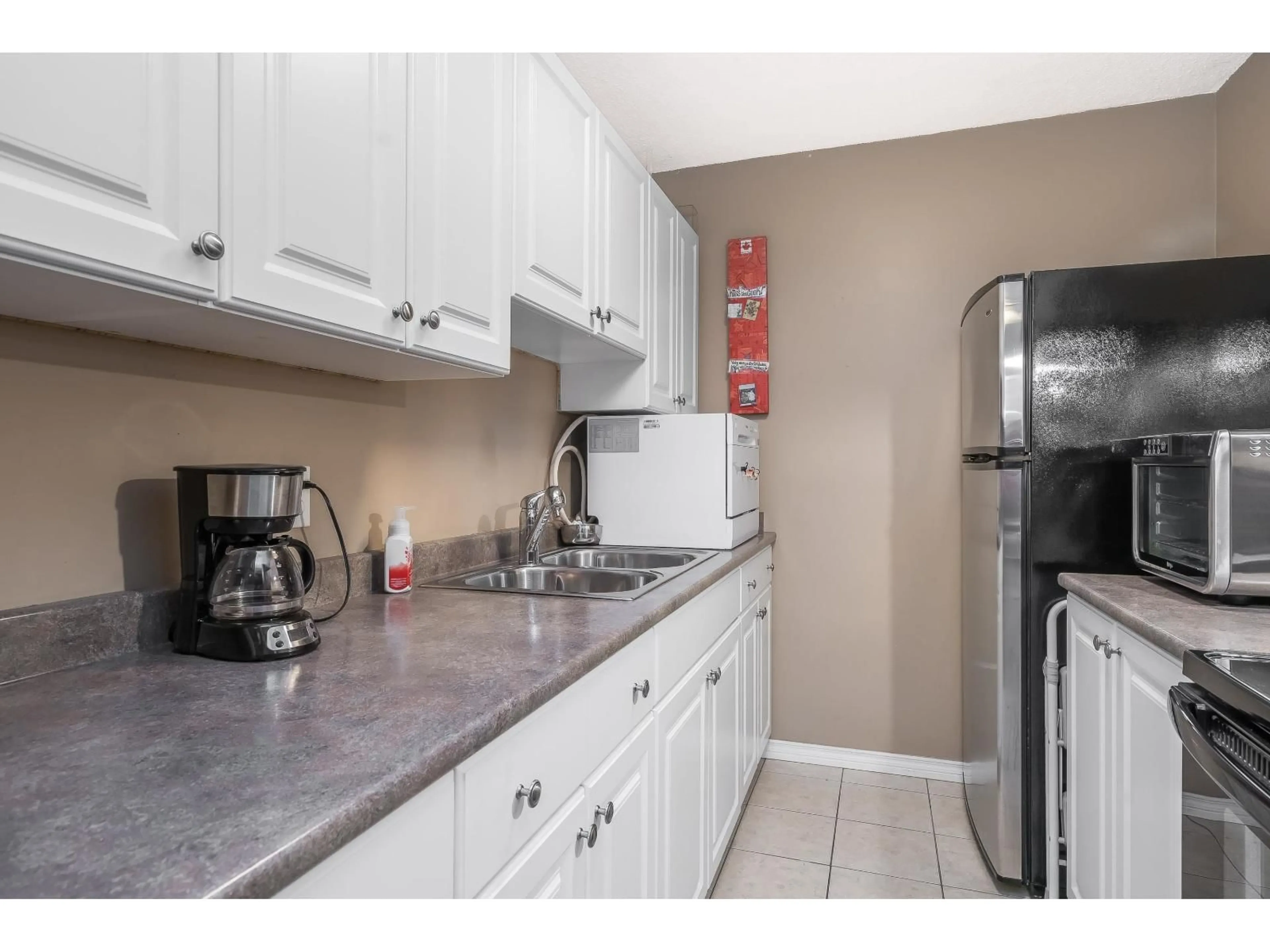 Standard kitchen, unknown for 70 - 17712 60 AVENUE, Surrey British Columbia V3S1V2