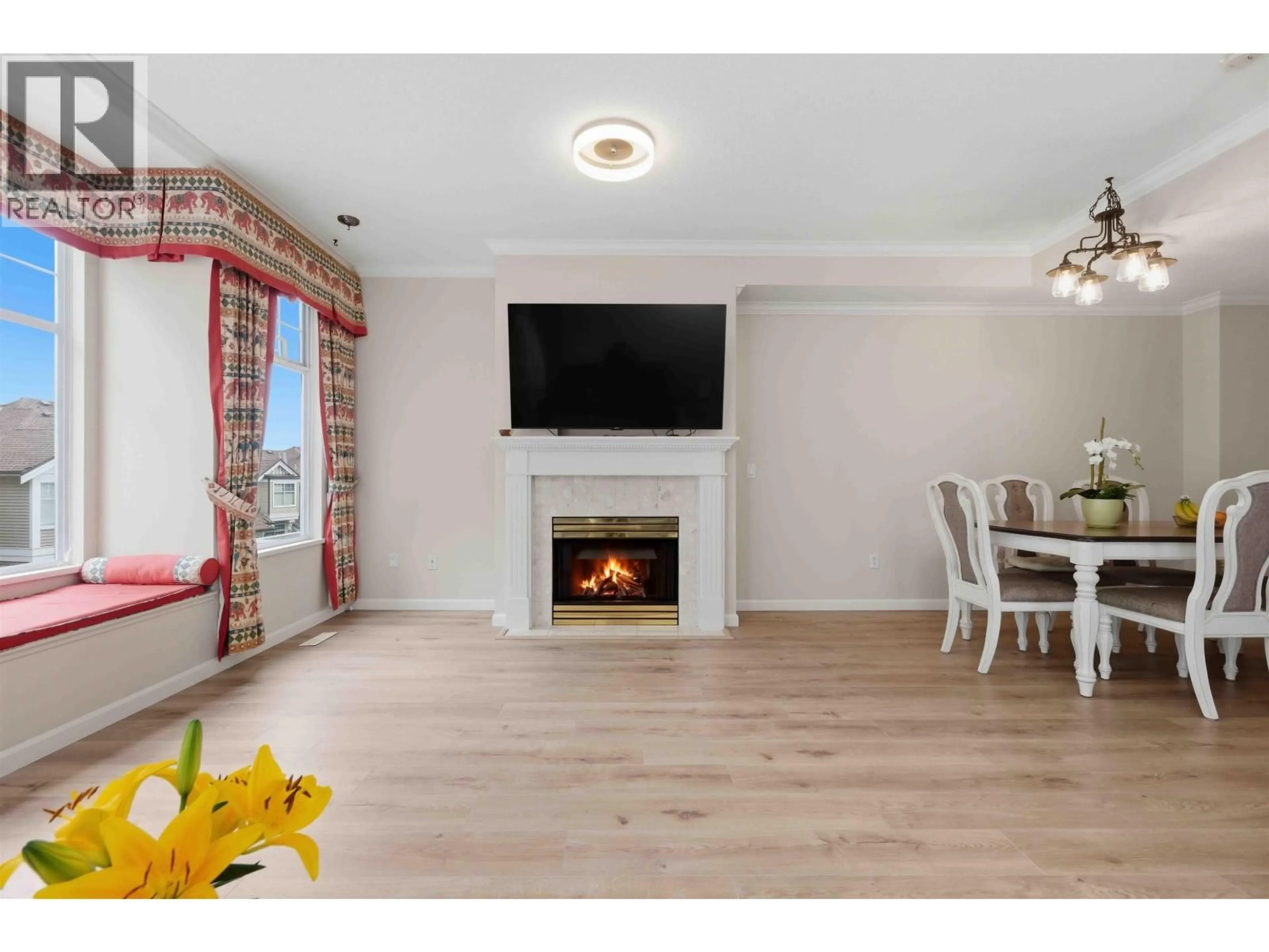 Living room with furniture, wood/laminate floor for 2 - 5950 OAKDALE ROAD, Burnaby British Columbia V5H4R5