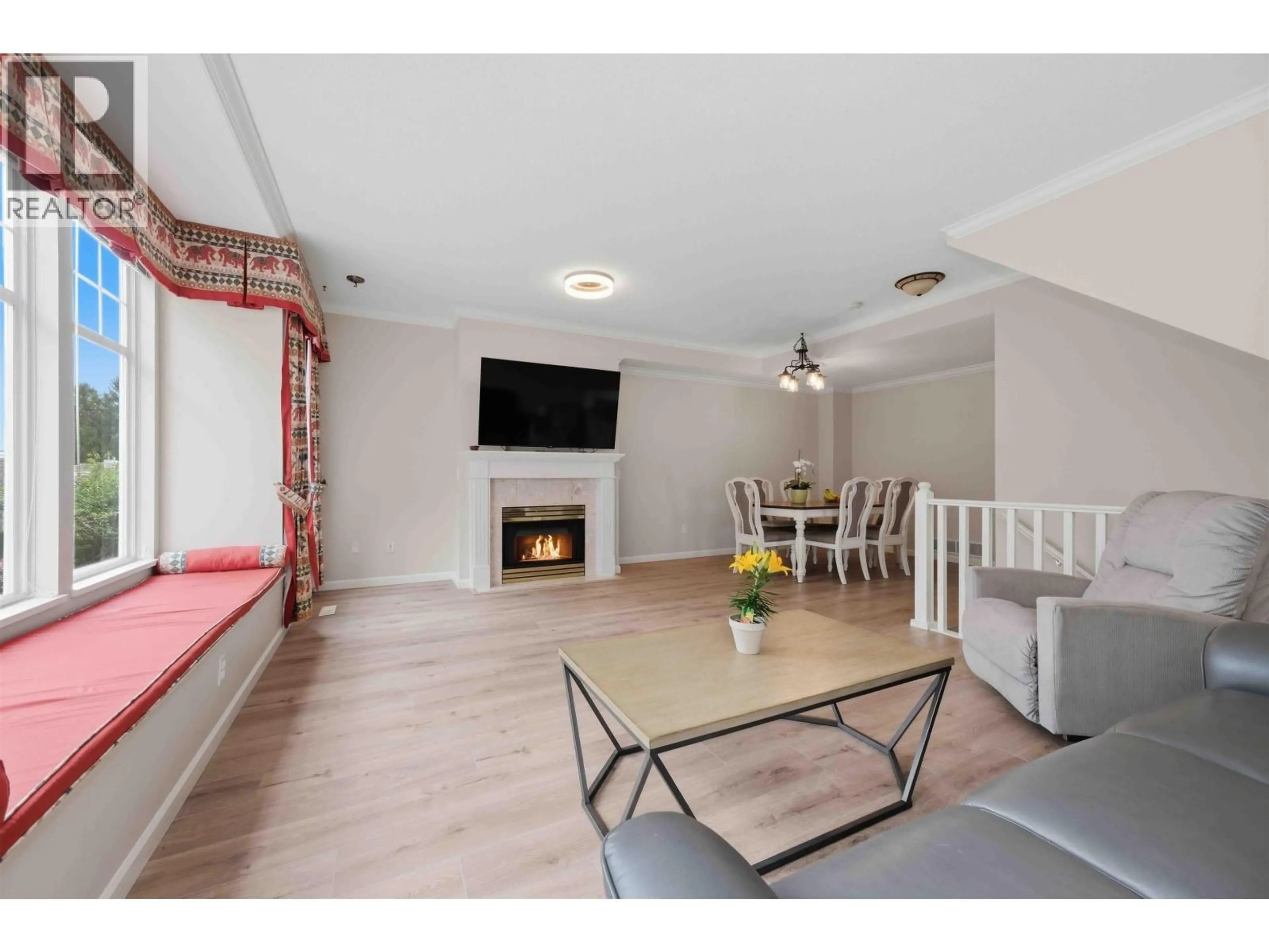Living room with furniture, wood/laminate floor for 2 - 5950 OAKDALE ROAD, Burnaby British Columbia V5H4R5