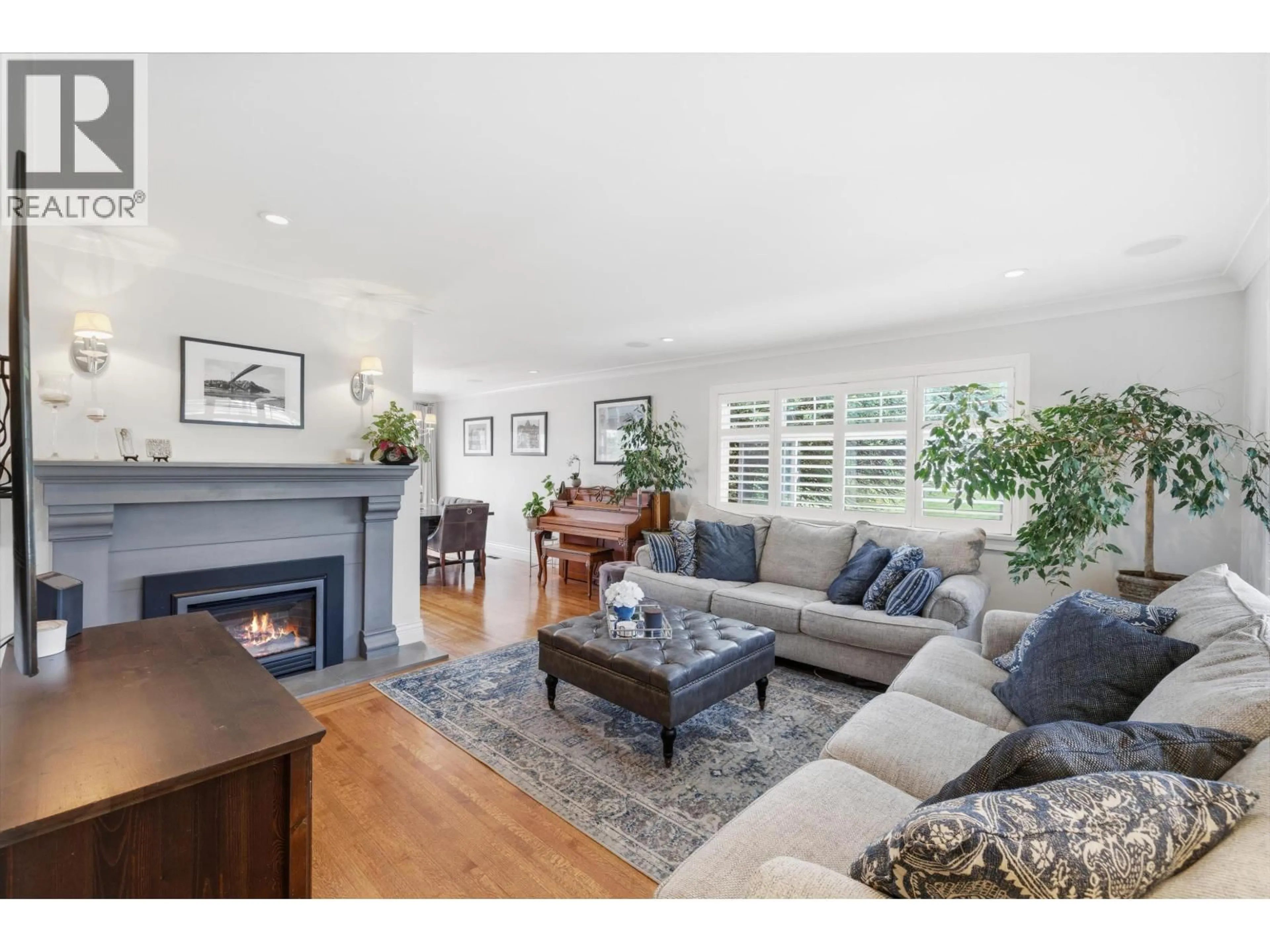 Living room with furniture, wood/laminate floor for 4802 VENABLES STREET, Burnaby British Columbia V5C3A8