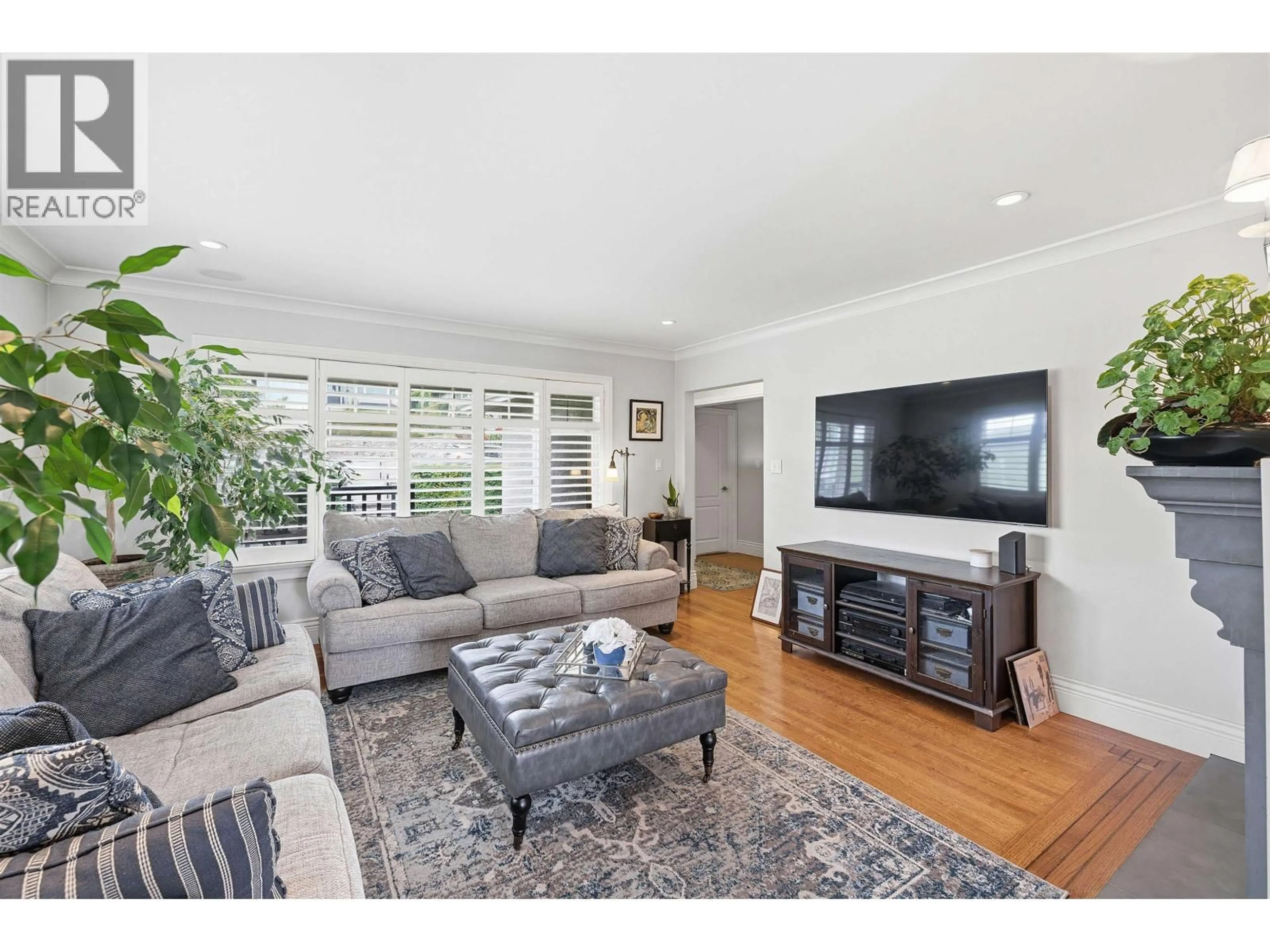 Living room with furniture, unknown for 4802 VENABLES STREET, Burnaby British Columbia V5C3A8
