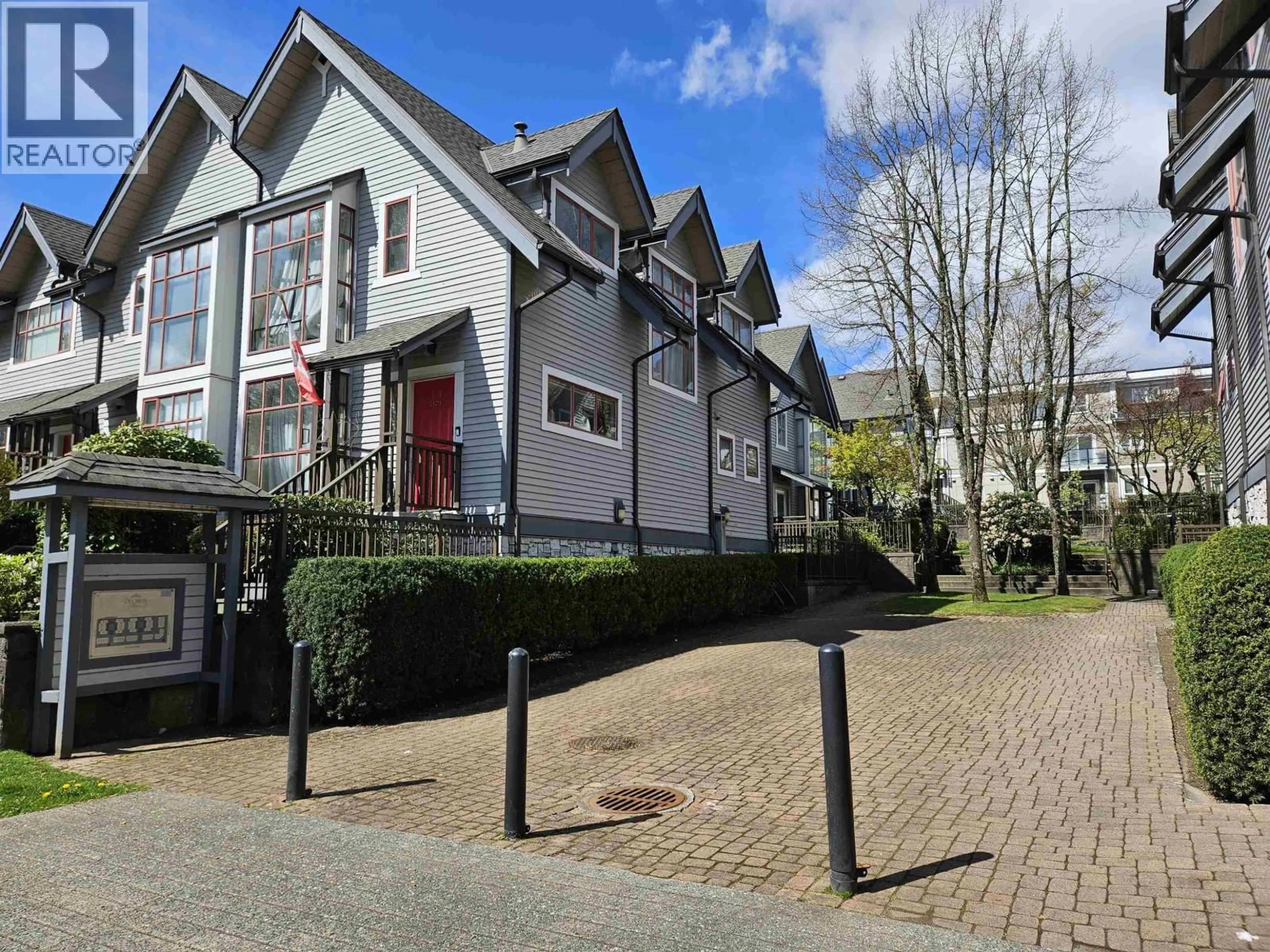 A pic from outside/outdoor area/front of a property/back of a property/a pic from drone, street for 4875 DUCHESS STREET, Vancouver British Columbia V5R6E1