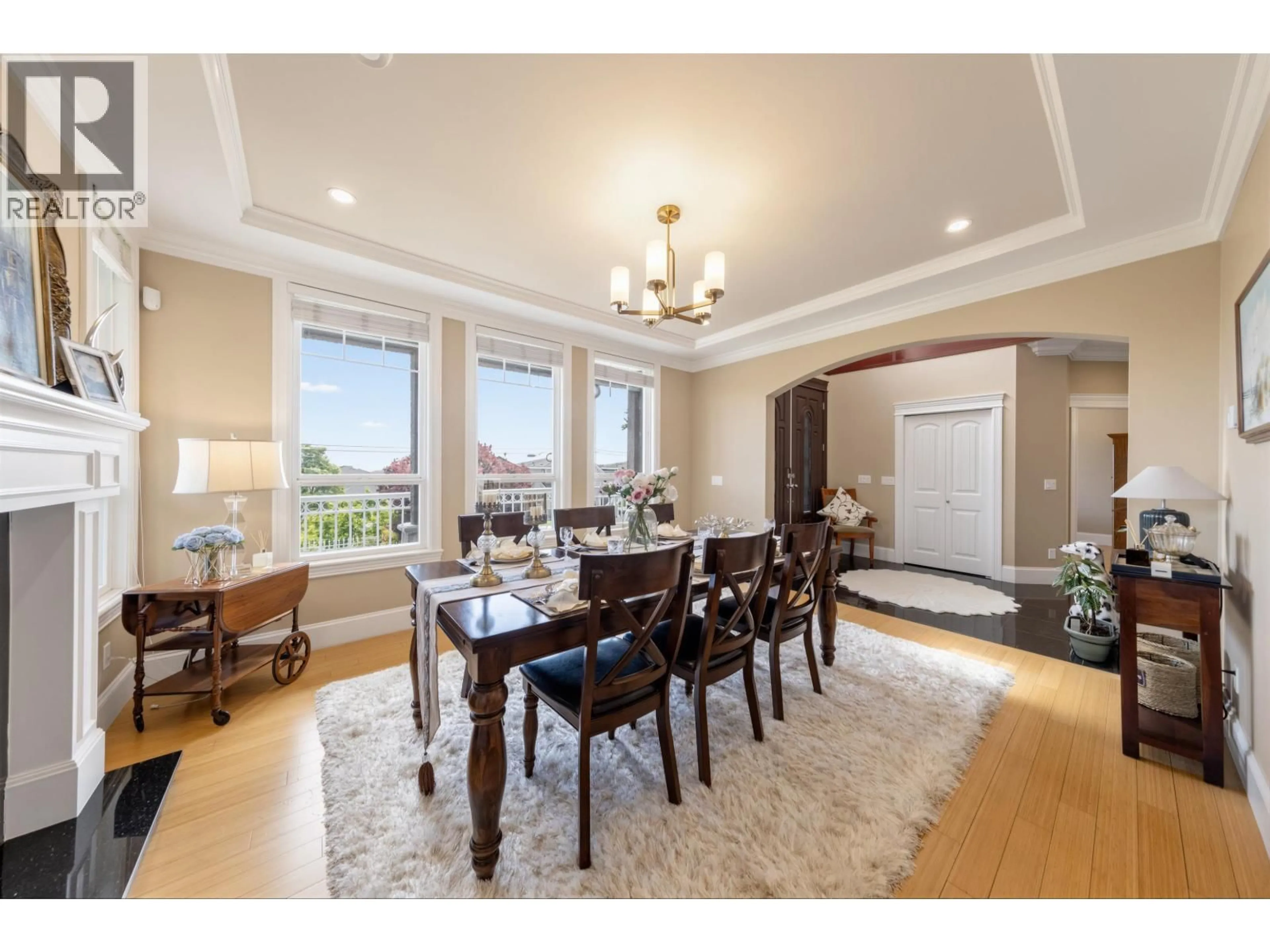 Dining room, wood/laminate floor for 6087 MCKEE STREET, Burnaby British Columbia V5J2V6