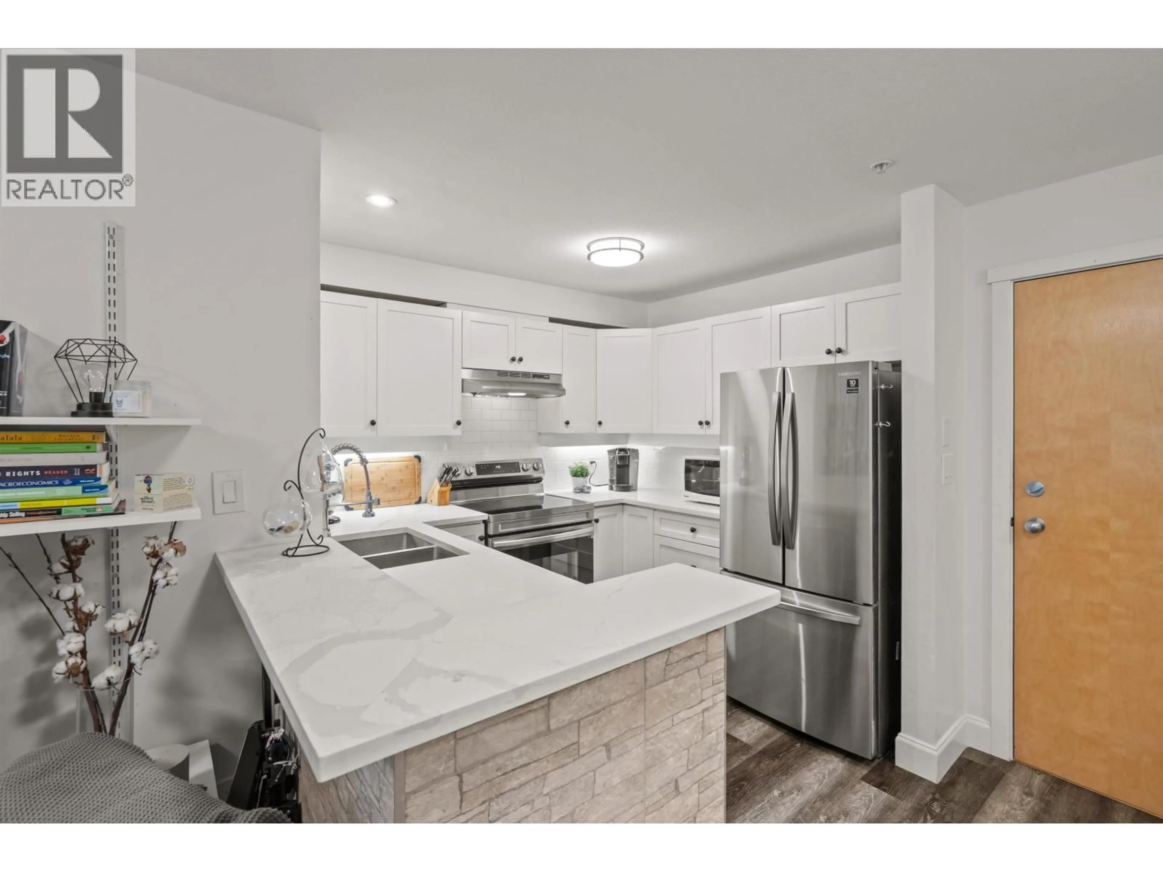Open concept kitchen, ceramic/tile floor for 213 - 15 SMOKEY SMITH PLACE, New Westminster British Columbia V3L5V7