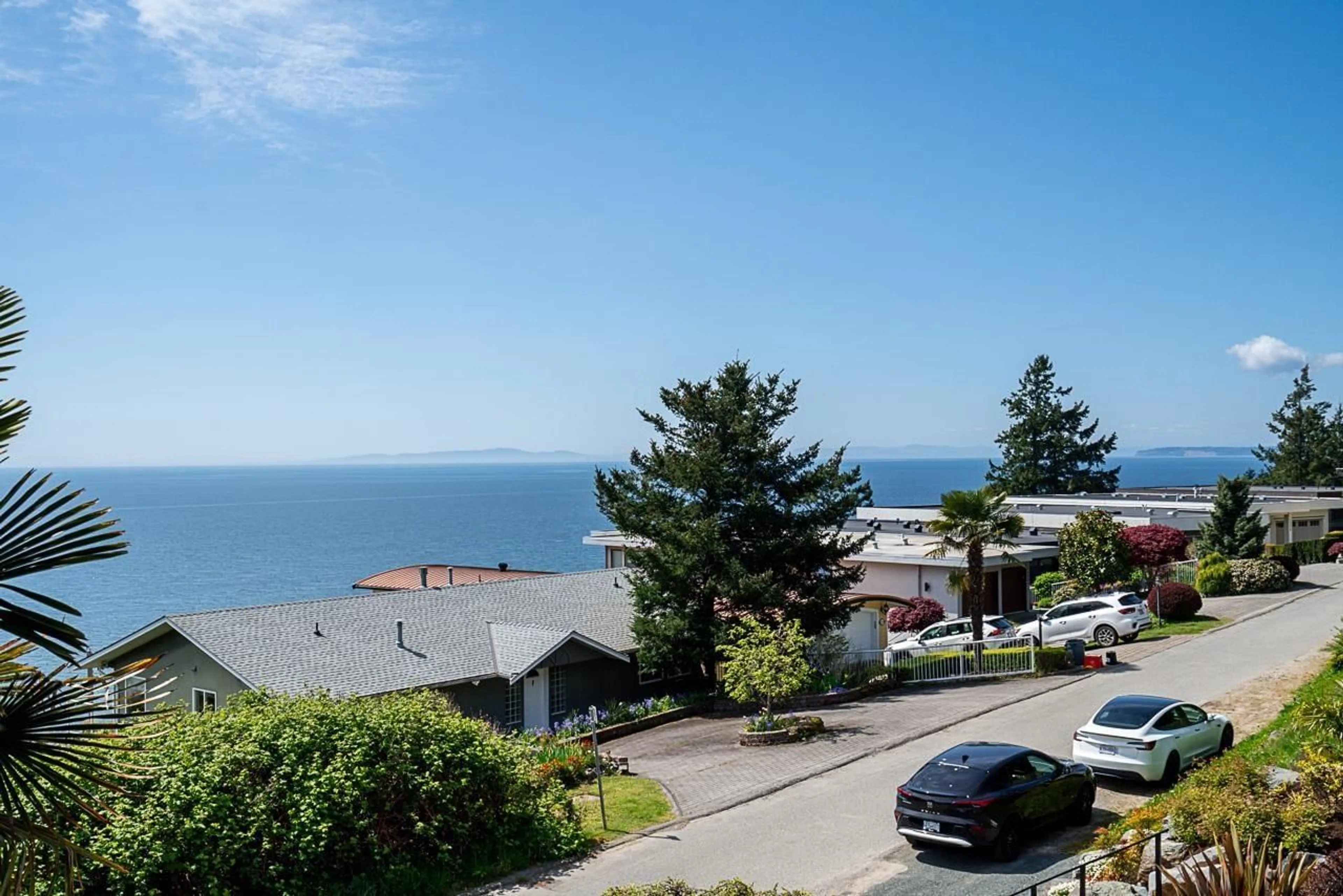 A pic from outside/outdoor area/front of a property/back of a property/a pic from drone, water/lake/river/ocean view for 14535 SUNSET DRIVE, White Rock British Columbia V4B2V7