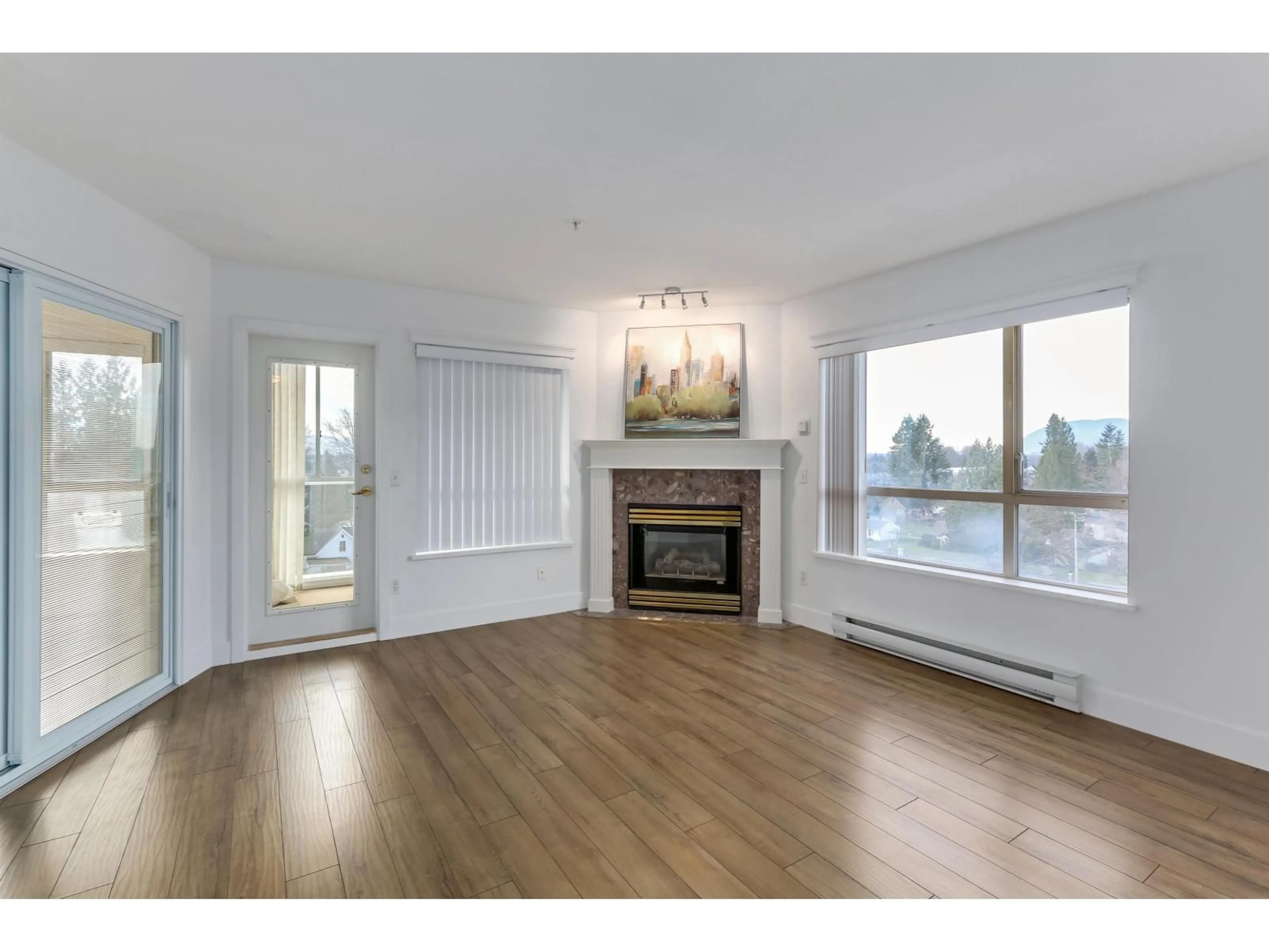 Living room with furniture, wood/laminate floor for 604 - 45745 PRINCESS AVENUE, Chilliwack British Columbia V2P2B5