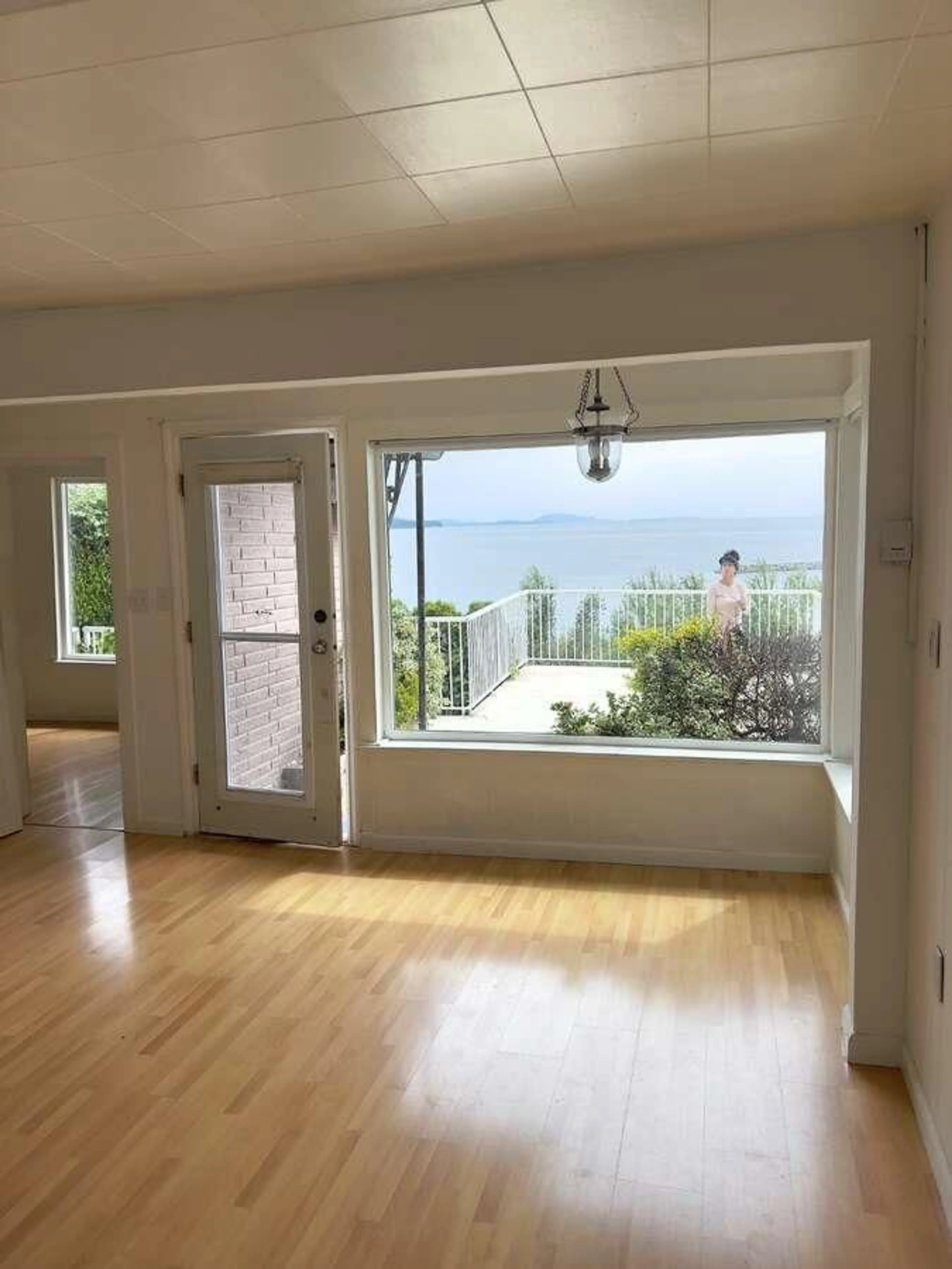 A pic of a room for 15181 MARINE DRIVE, White Rock British Columbia V4B1C5