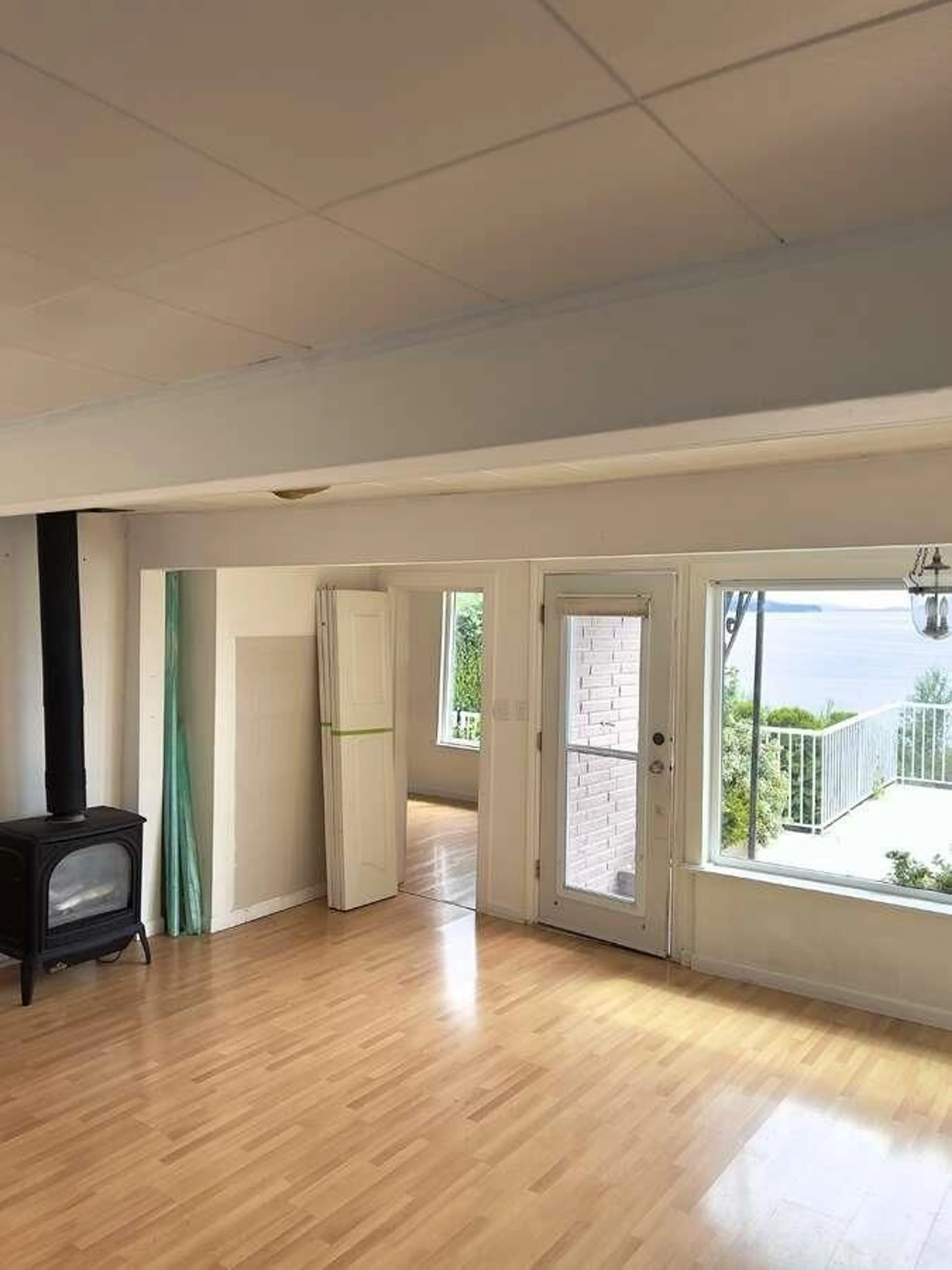 A pic of a room for 15181 MARINE DRIVE, White Rock British Columbia V4B1C5